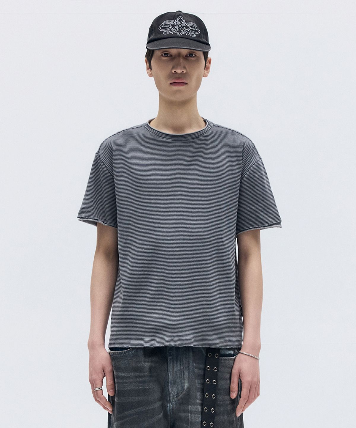 메종미네드(MAISON MINED) STRIPE LAYERED HALF T CHARCOAL