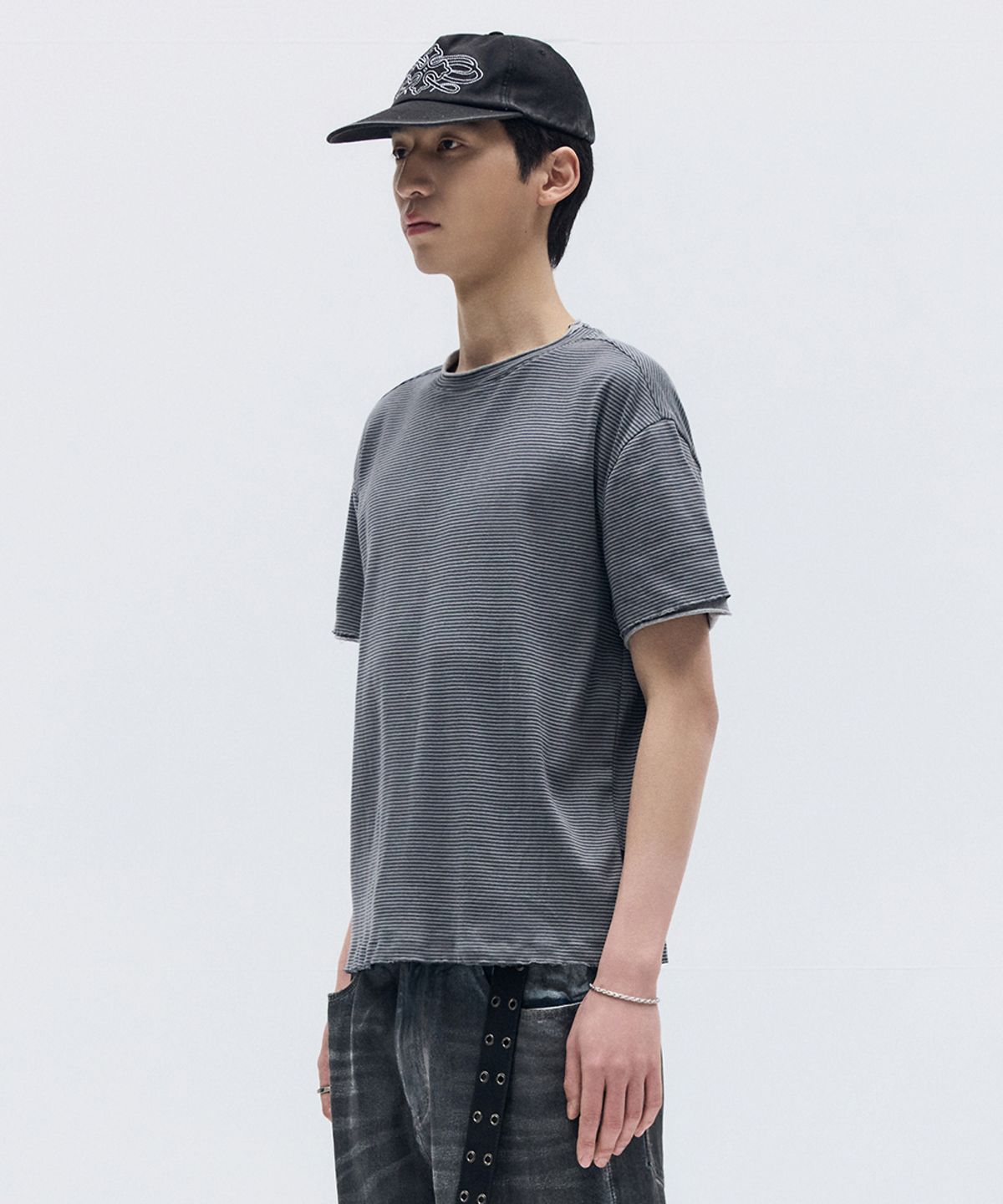 메종미네드(MAISON MINED) STRIPE LAYERED HALF T CHARCOAL