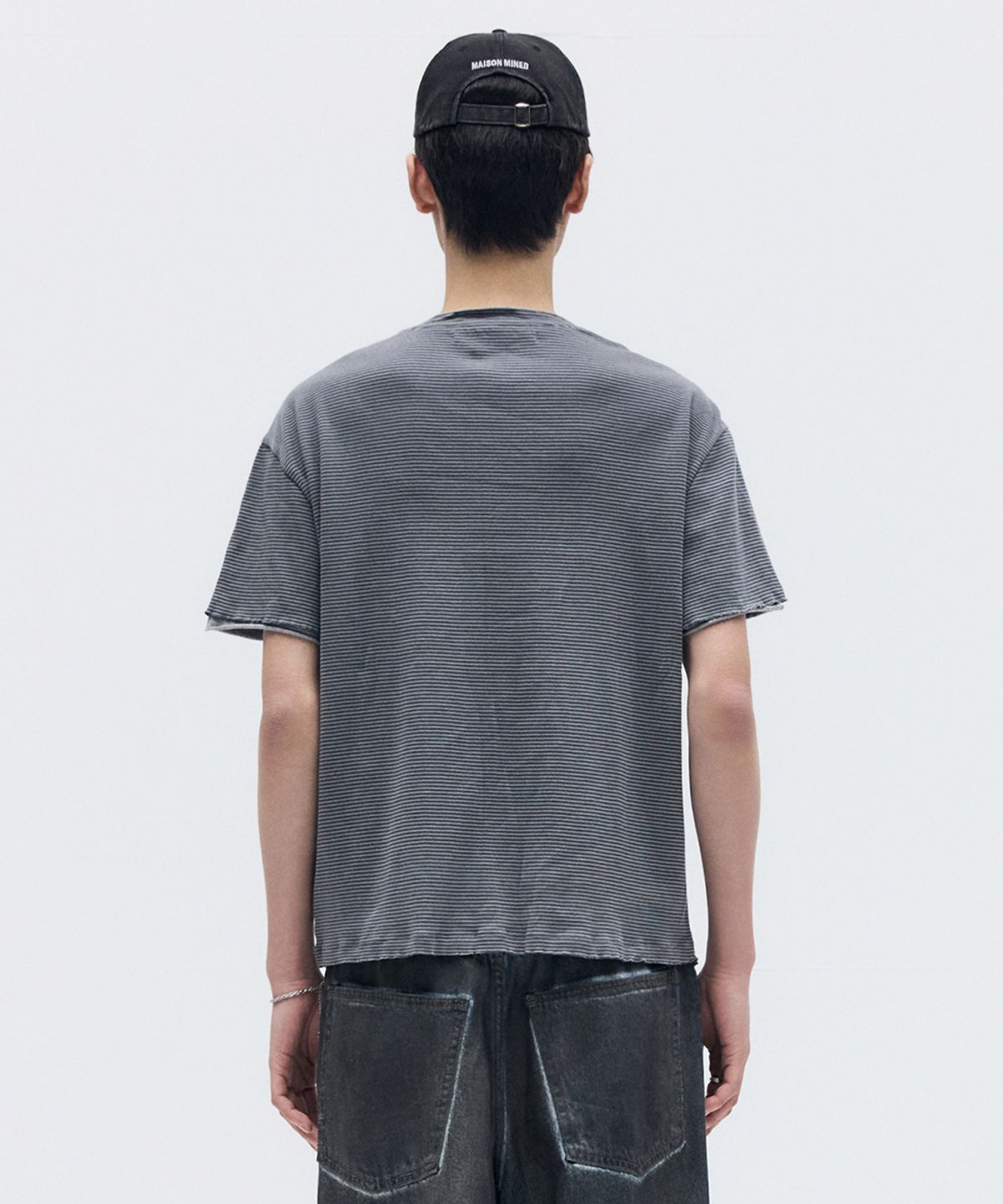 메종미네드(MAISON MINED) STRIPE LAYERED HALF T CHARCOAL