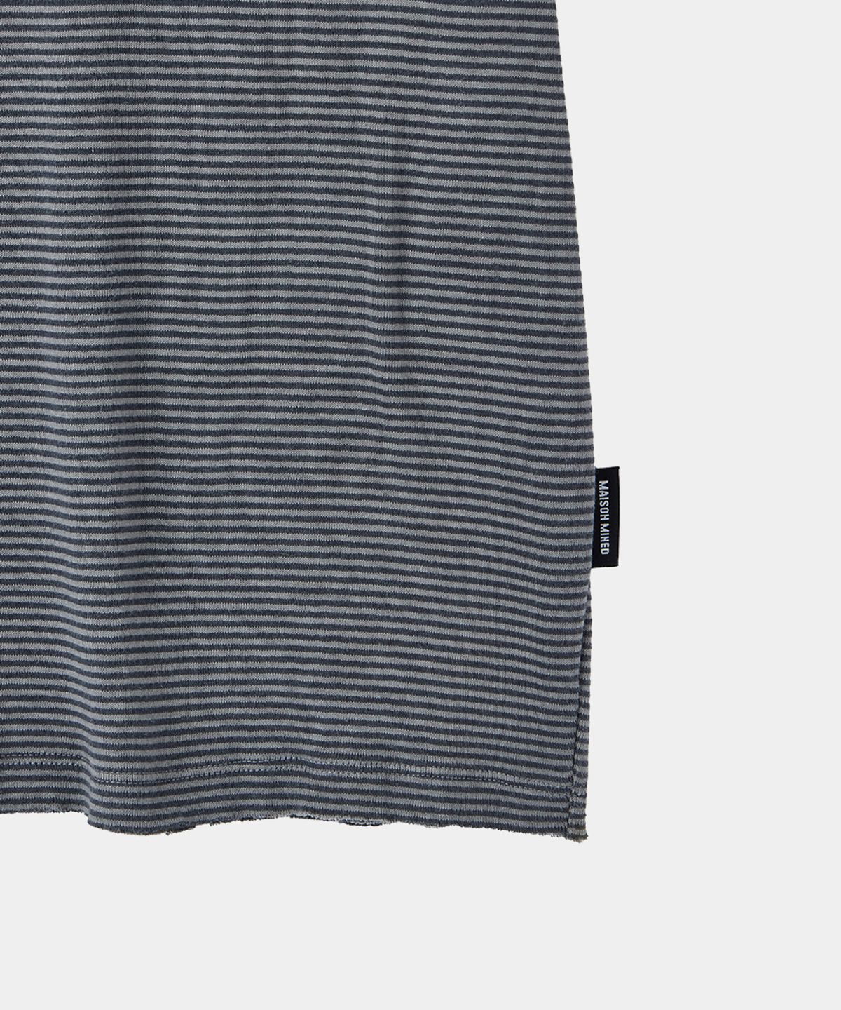 메종미네드(MAISON MINED) STRIPE LAYERED HALF T CHARCOAL