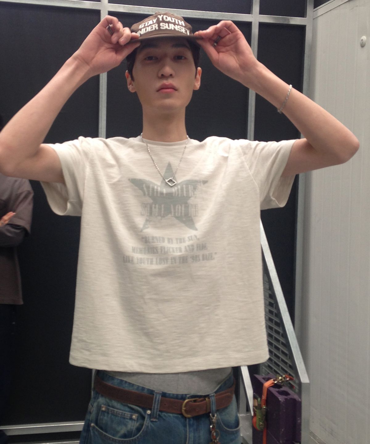 메종미네드(MAISON MINED) CRACKED STAR HALF T BEIGE