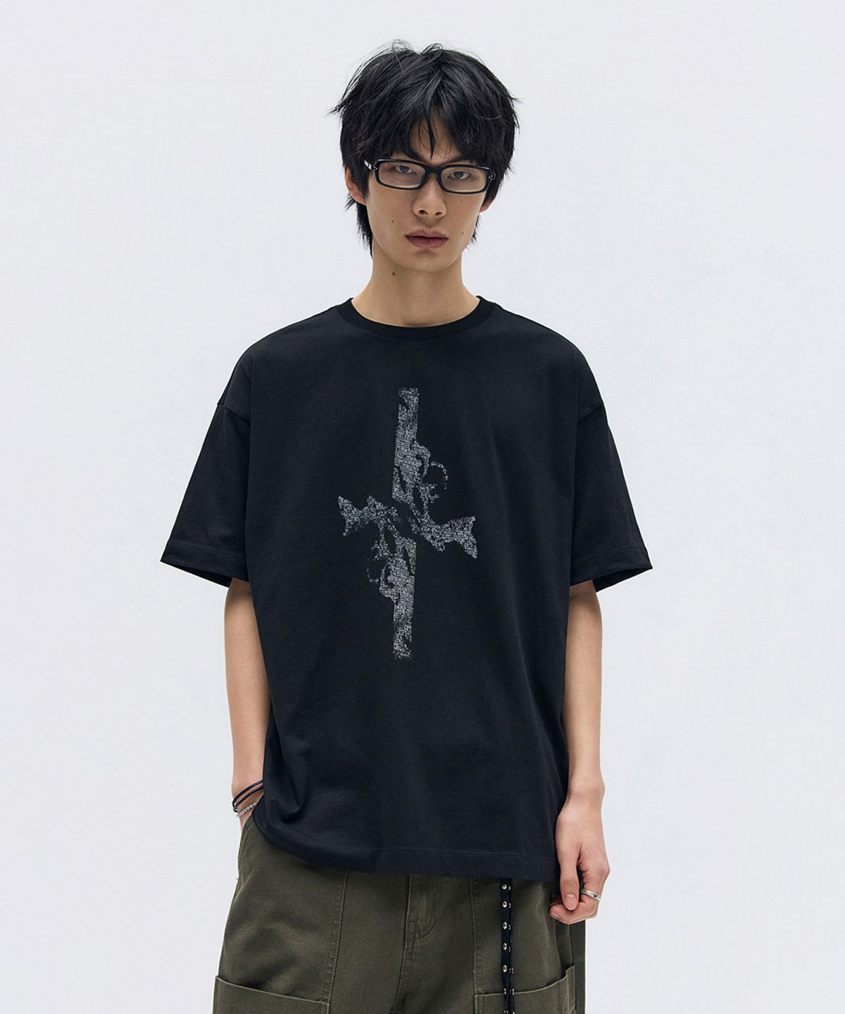 메종미네드(MAISON MINED) CROSS GUN GRAPHIC HALF T BLACK