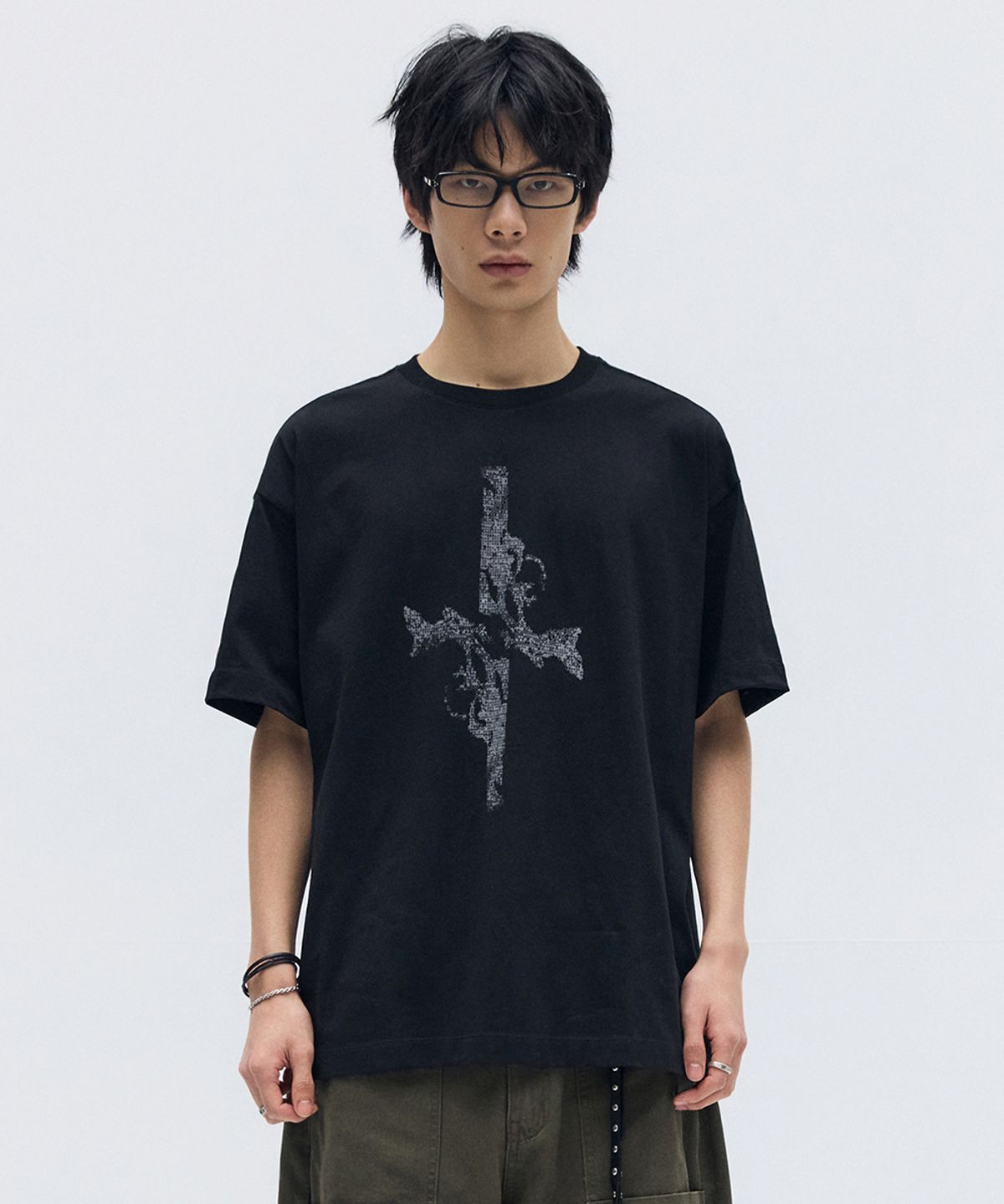 메종미네드(MAISON MINED) CROSS GUN GRAPHIC HALF T BLACK