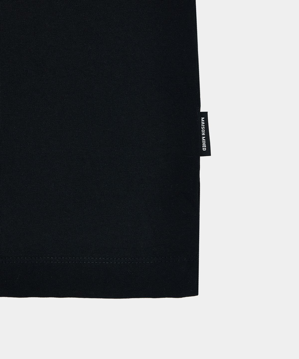 메종미네드(MAISON MINED) CROSS GUN GRAPHIC HALF T BLACK
