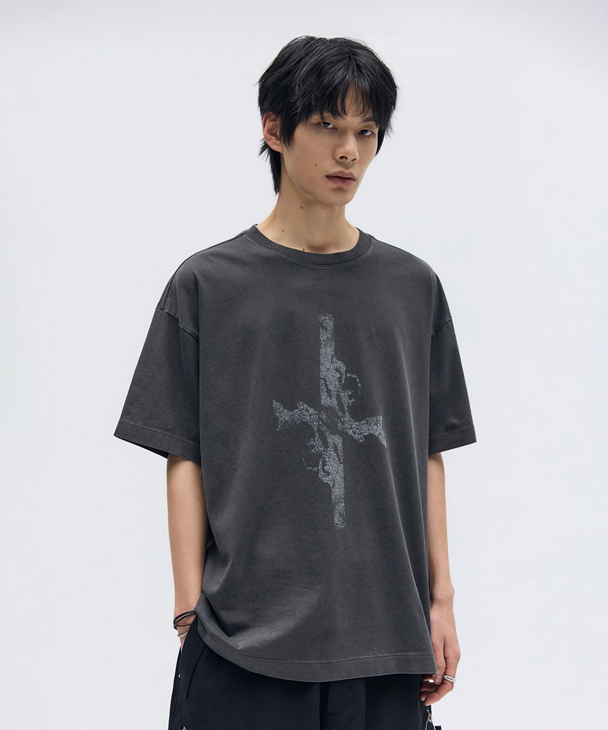 메종미네드(MAISON MINED) CROSS GUN GRAPHIC HALF T CHARCOAL