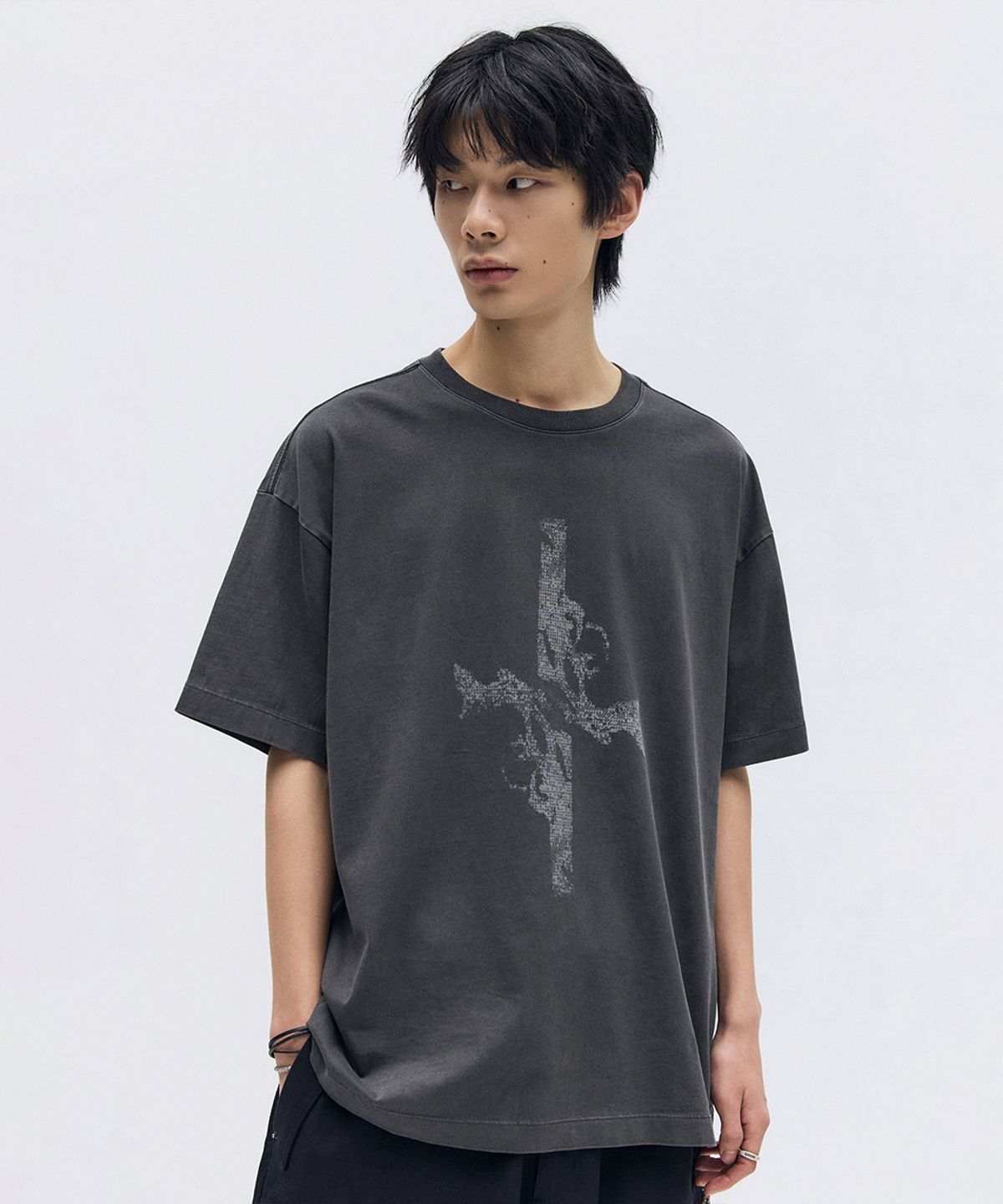 메종미네드(MAISON MINED) CROSS GUN GRAPHIC HALF T CHARCOAL