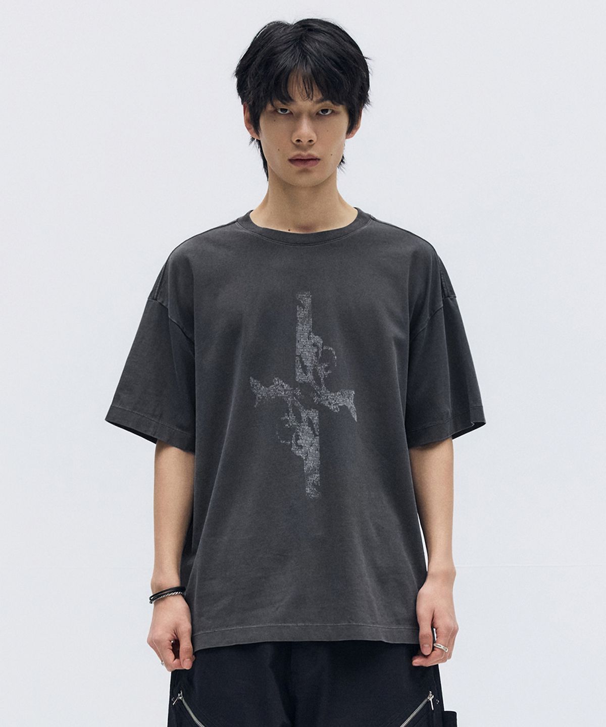 메종미네드(MAISON MINED) CROSS GUN GRAPHIC HALF T CHARCOAL