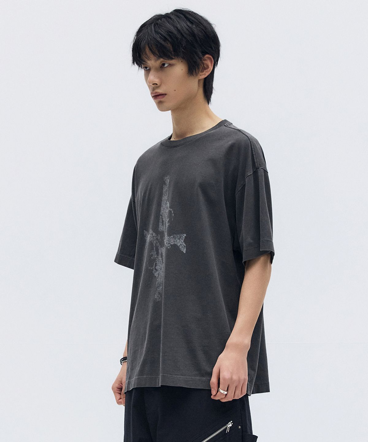 메종미네드(MAISON MINED) CROSS GUN GRAPHIC HALF T CHARCOAL