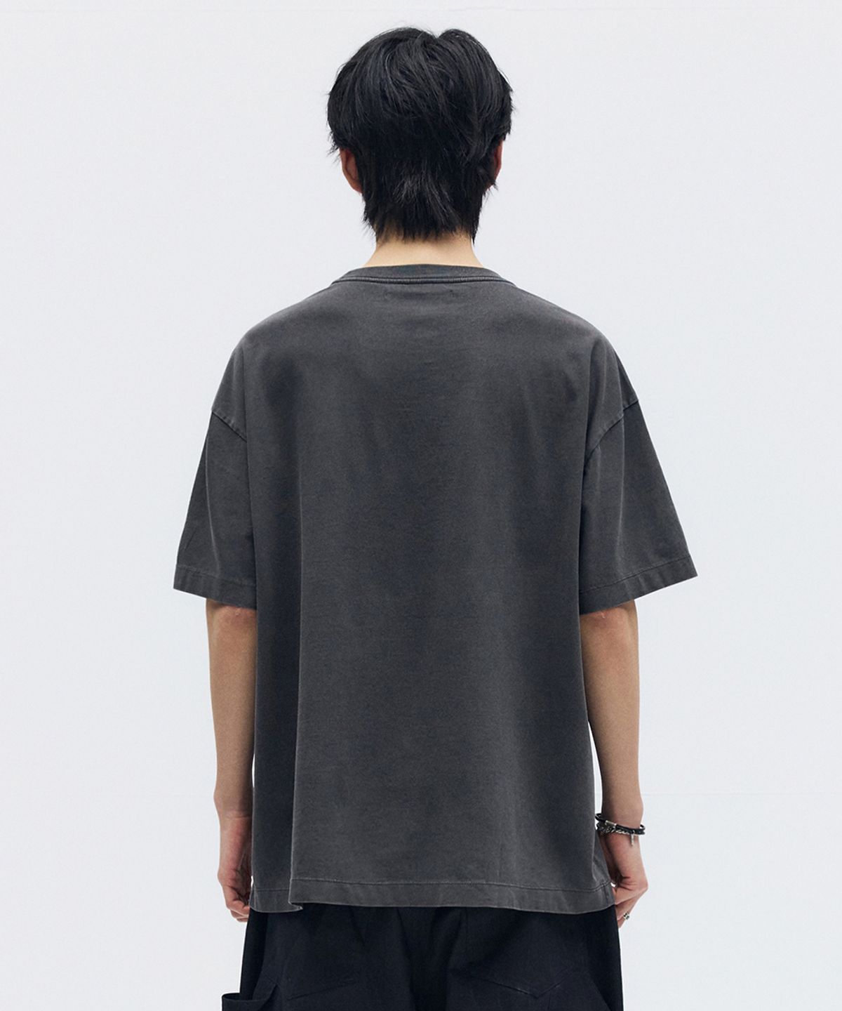 메종미네드(MAISON MINED) CROSS GUN GRAPHIC HALF T CHARCOAL