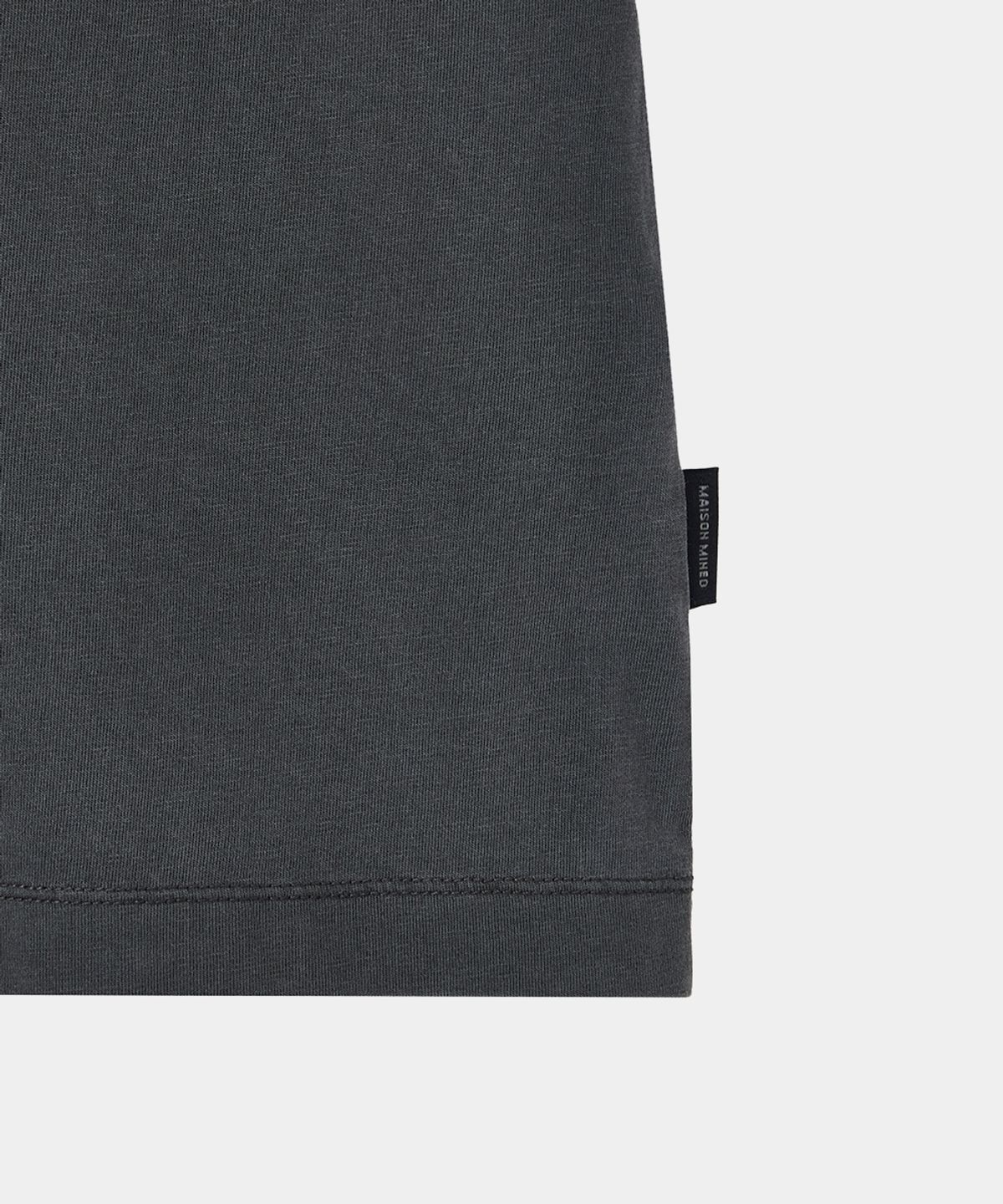 메종미네드(MAISON MINED) CROSS GUN GRAPHIC HALF T CHARCOAL