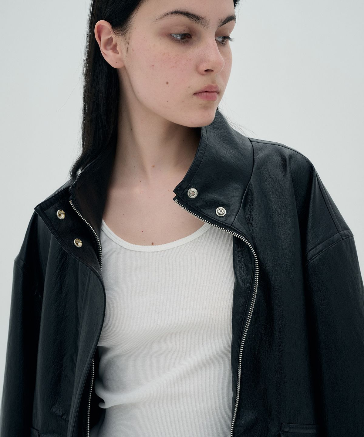 정감 스튜디오(JEONGGAM STUDIOS) High-Neck Faux Leather Jumper_2 color