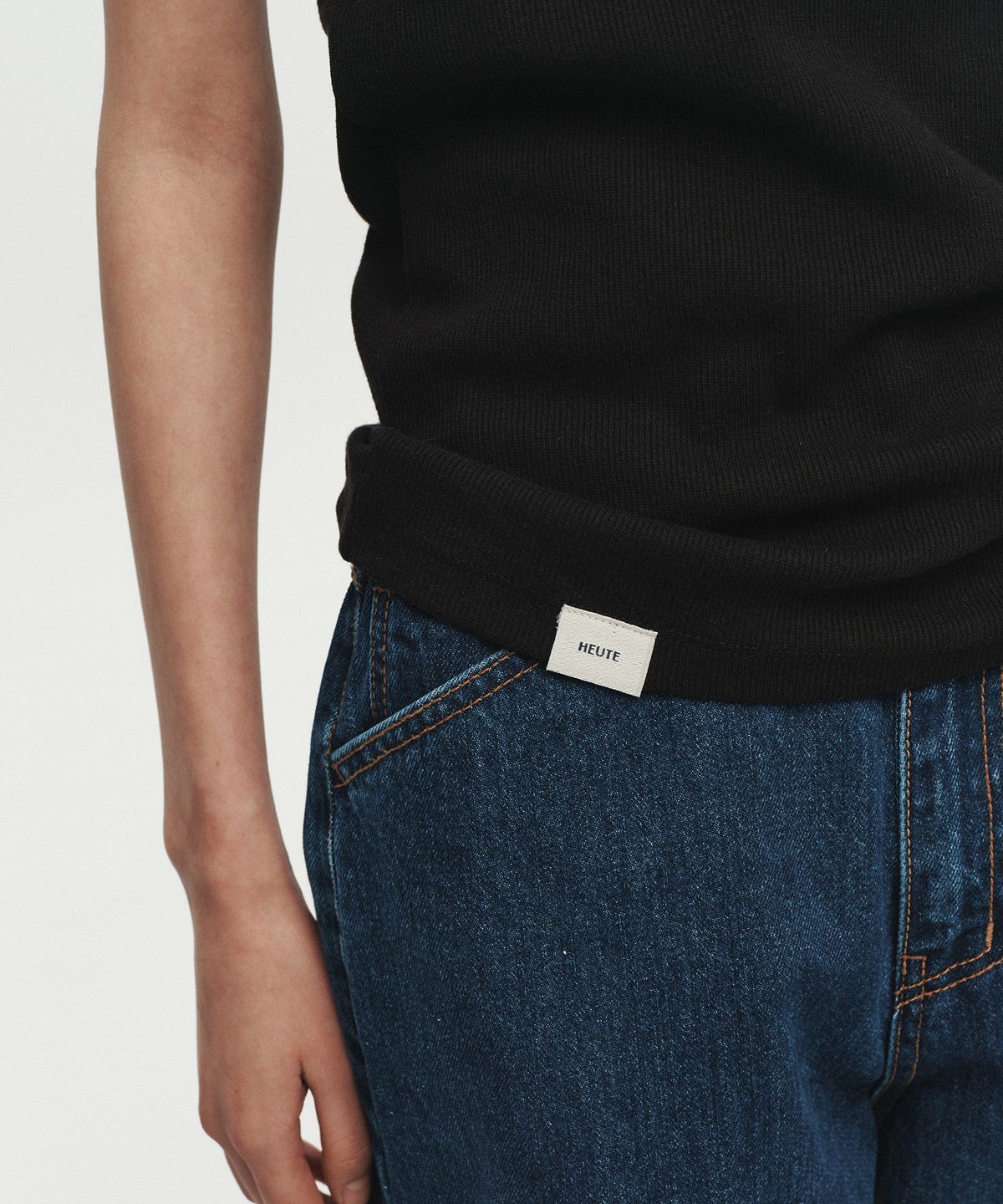 호이테(HEUTE) SIGNATURE RIB SLEEVELESS (BLACK)