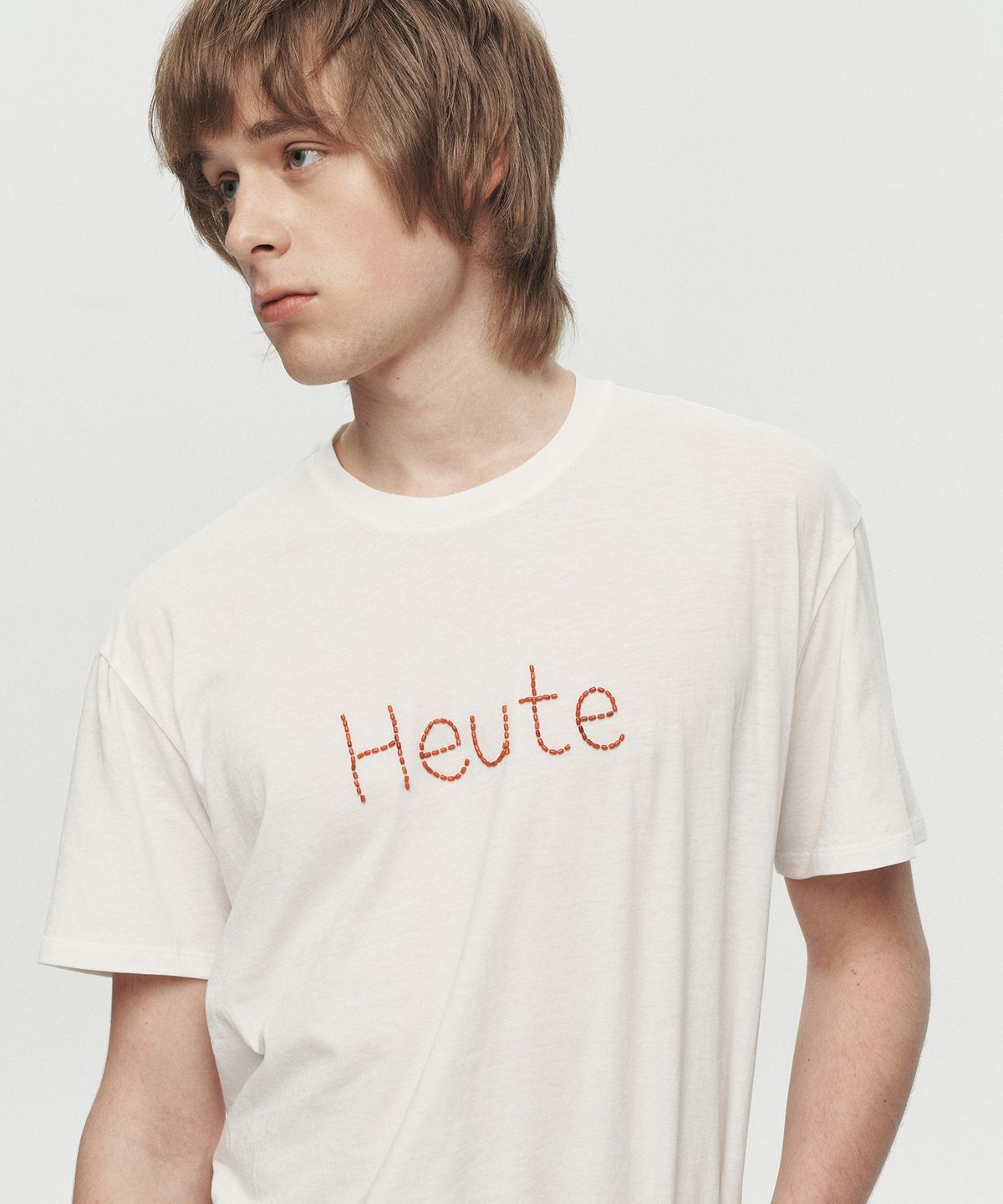 호이테(HEUTE) BEADED LOGO T-SHIRT (WHITE)