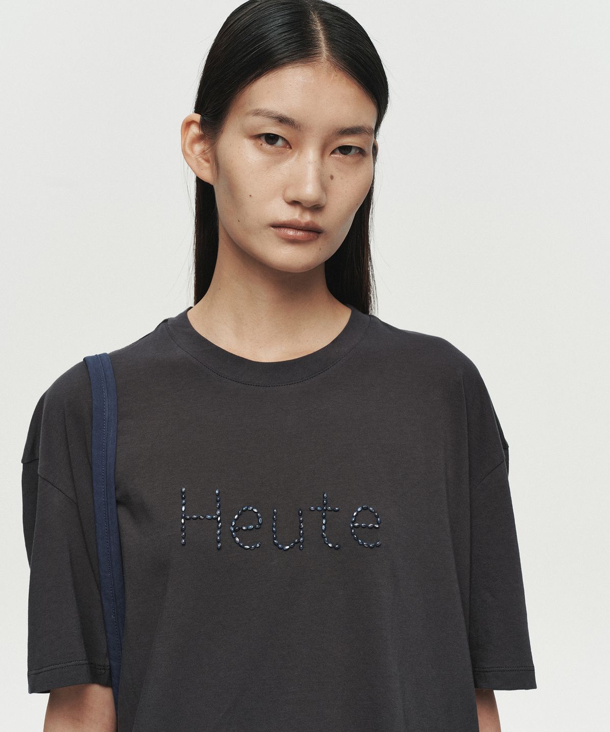 호이테(HEUTE) BEADED LOGO T-SHIRT (DARK GREY)