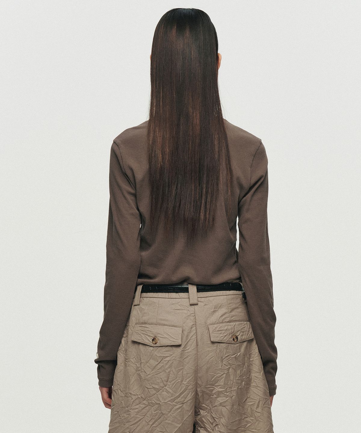 호이테(HEUTE) RIB SHEER HENLEY NECK T-SHIRT (BROWN)