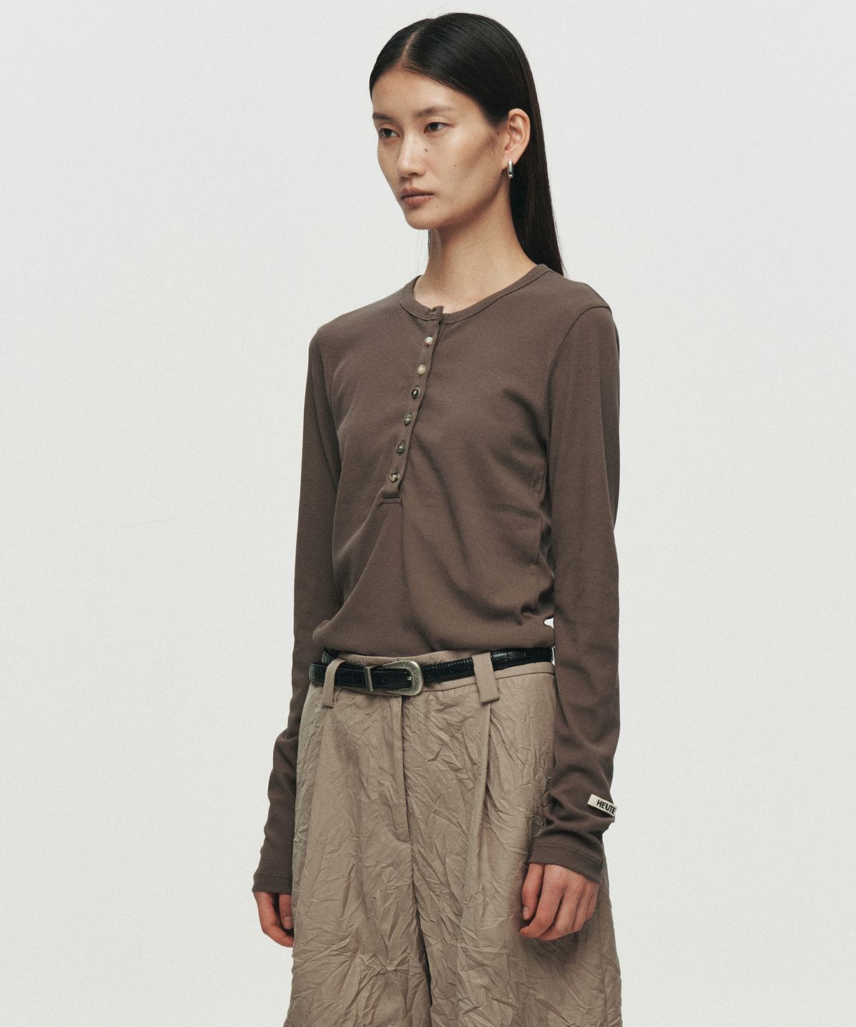 호이테(HEUTE) RIB SHEER HENLEY NECK T-SHIRT (BROWN)