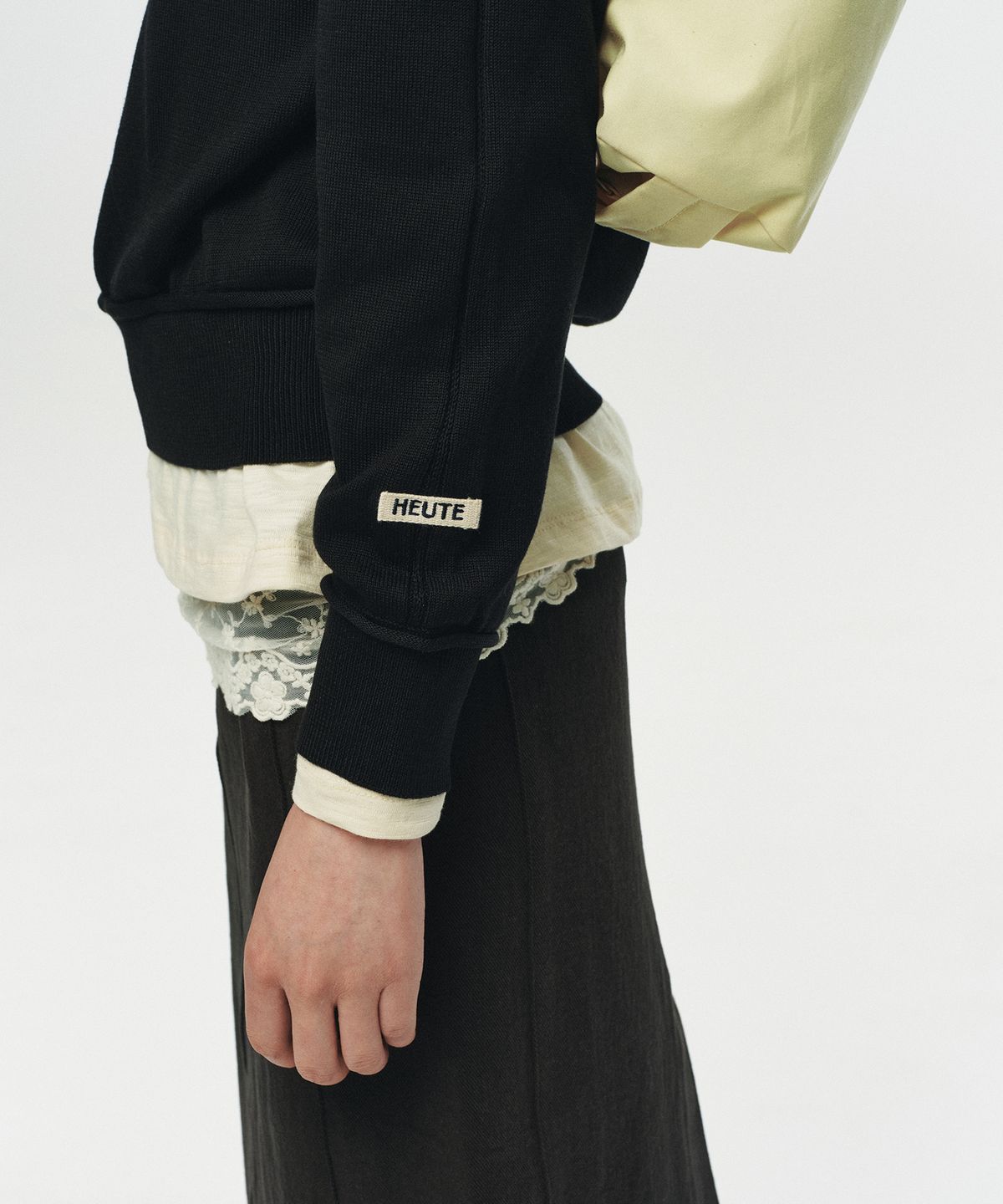 호이테(HEUTE) NIEL COTTON V-NECK KNIT (BLACK)