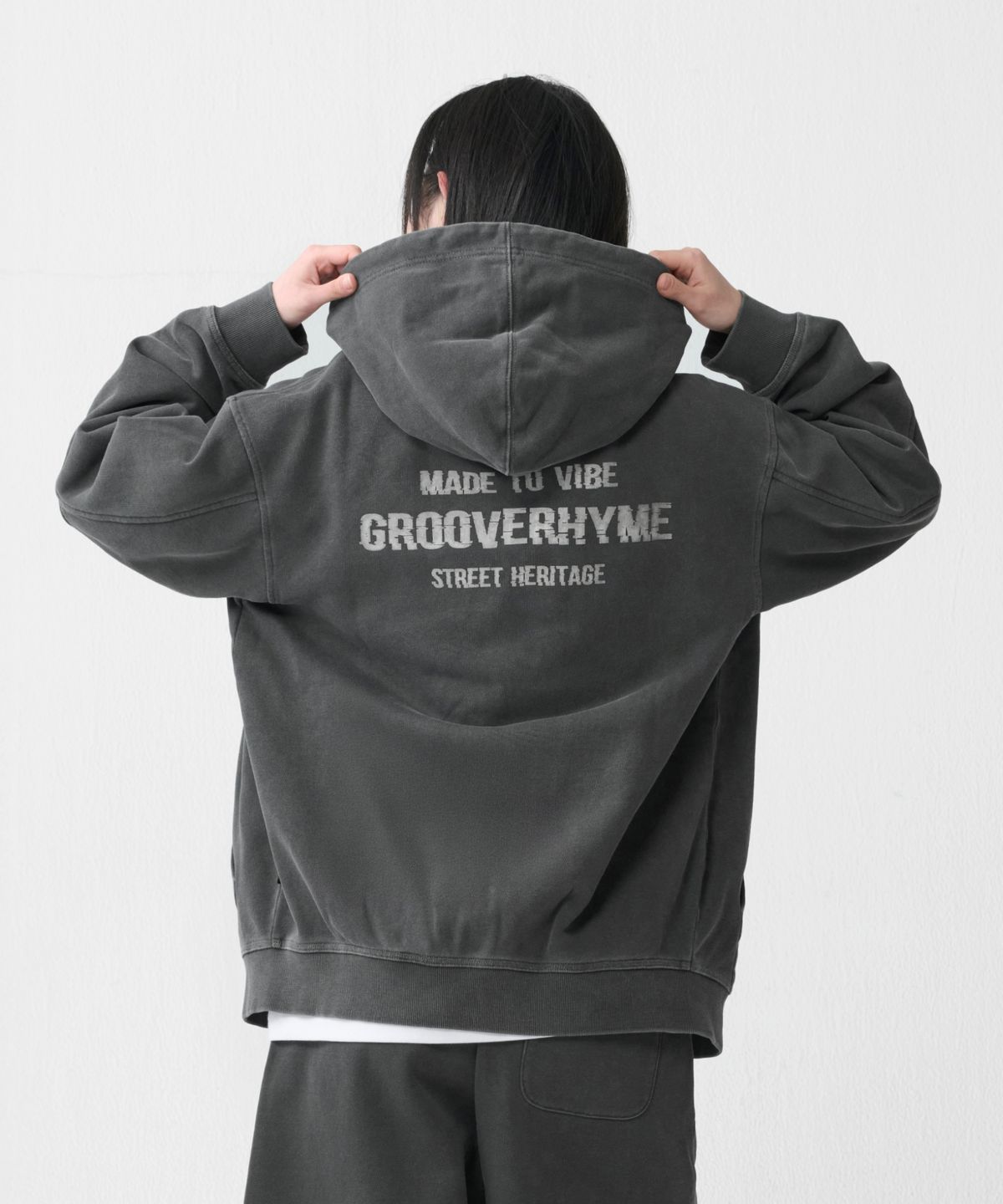 그루브라임(GROOVE RHYME) 3단쭈리 로고 레터링 피그먼트 후드집업 (FRBRCXJ701M)