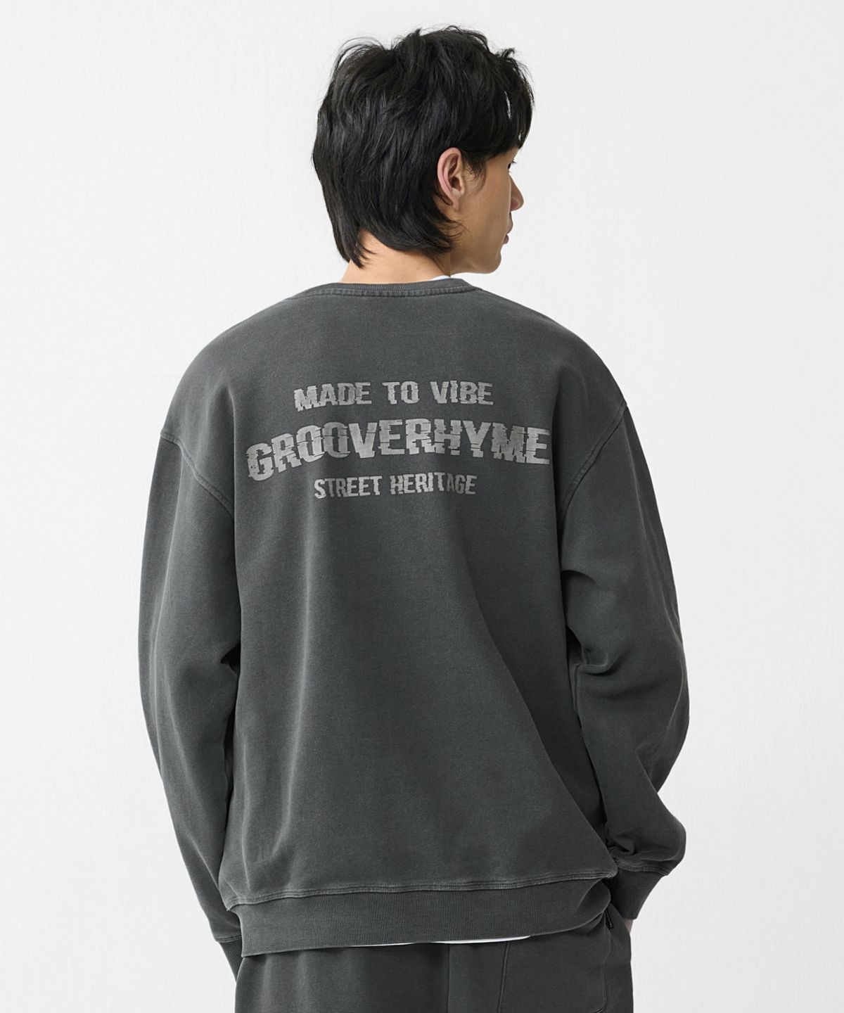 그루브라임(GROOVE RHYME) 3단쭈리 로고 레터링 피그먼트 맨투맨 (FRBRCTM711M)