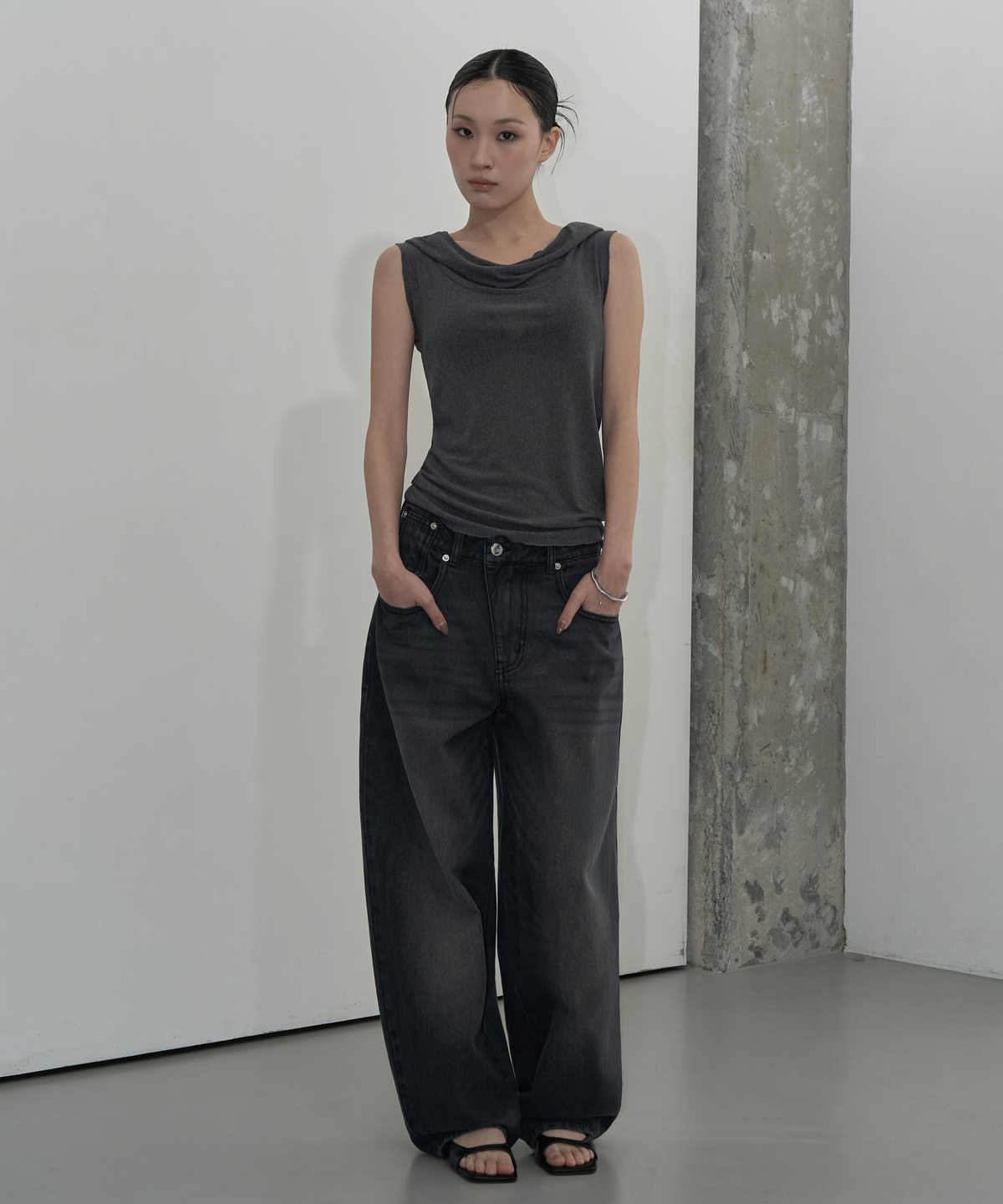 지제뮤지엄(ZIZEMUSEUM) MESH HOODED SLEEVELESS TOP (CHARCOAL)