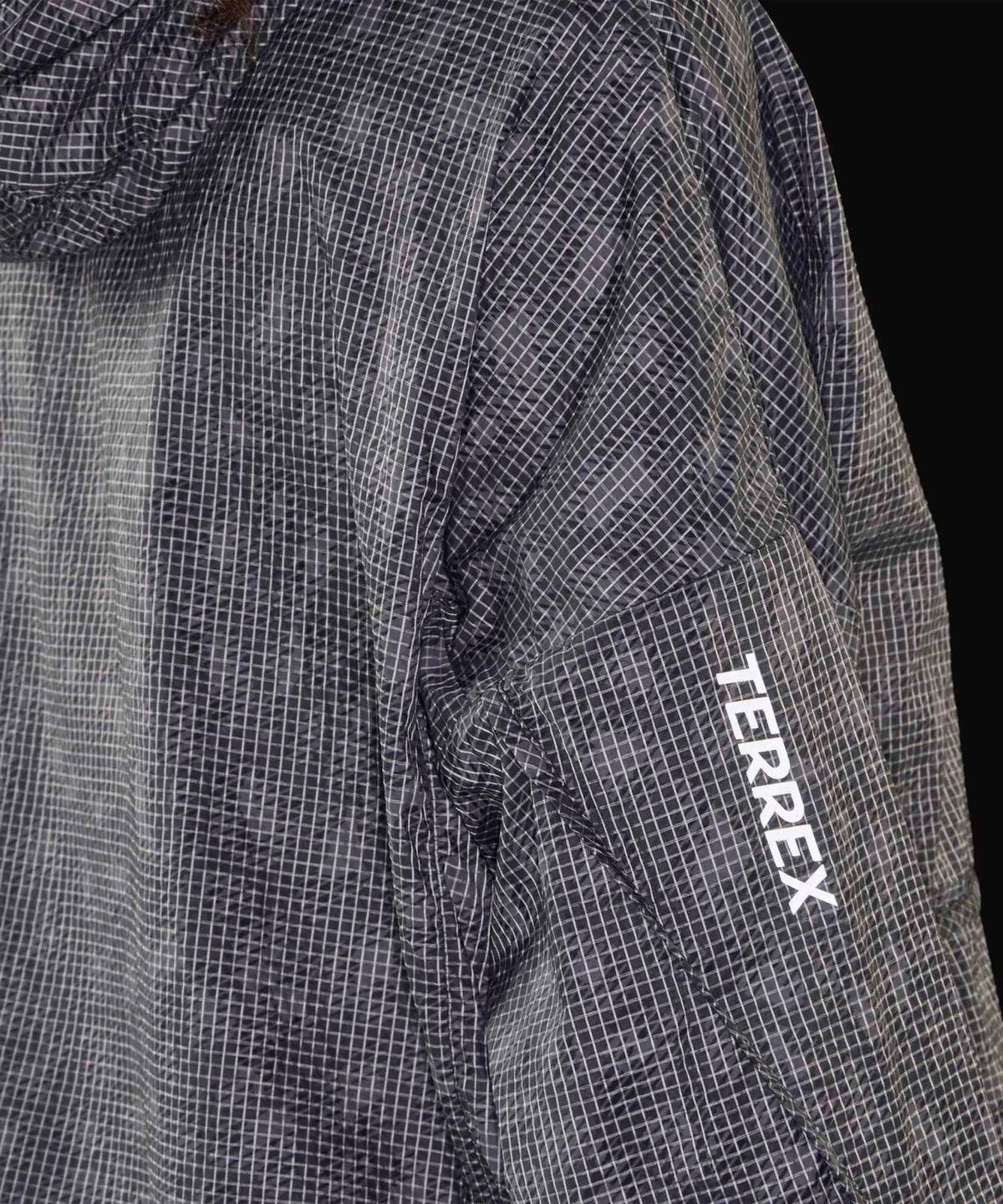 아디다스(ADIDAS) 테렉스 엑스플로릭 클라이마365 프린티드 윈드 아노락 - 그레이:카본:블랙 / KE7511