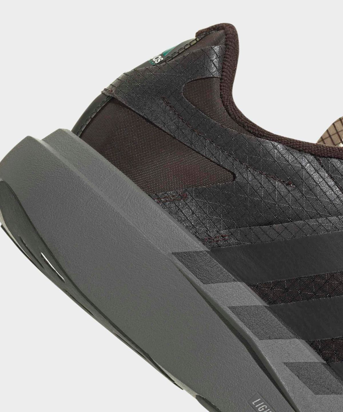 아디다스(ADIDAS) 이큅먼트 EVO SL - 아우라커피:블랙:그린 / KJ8840