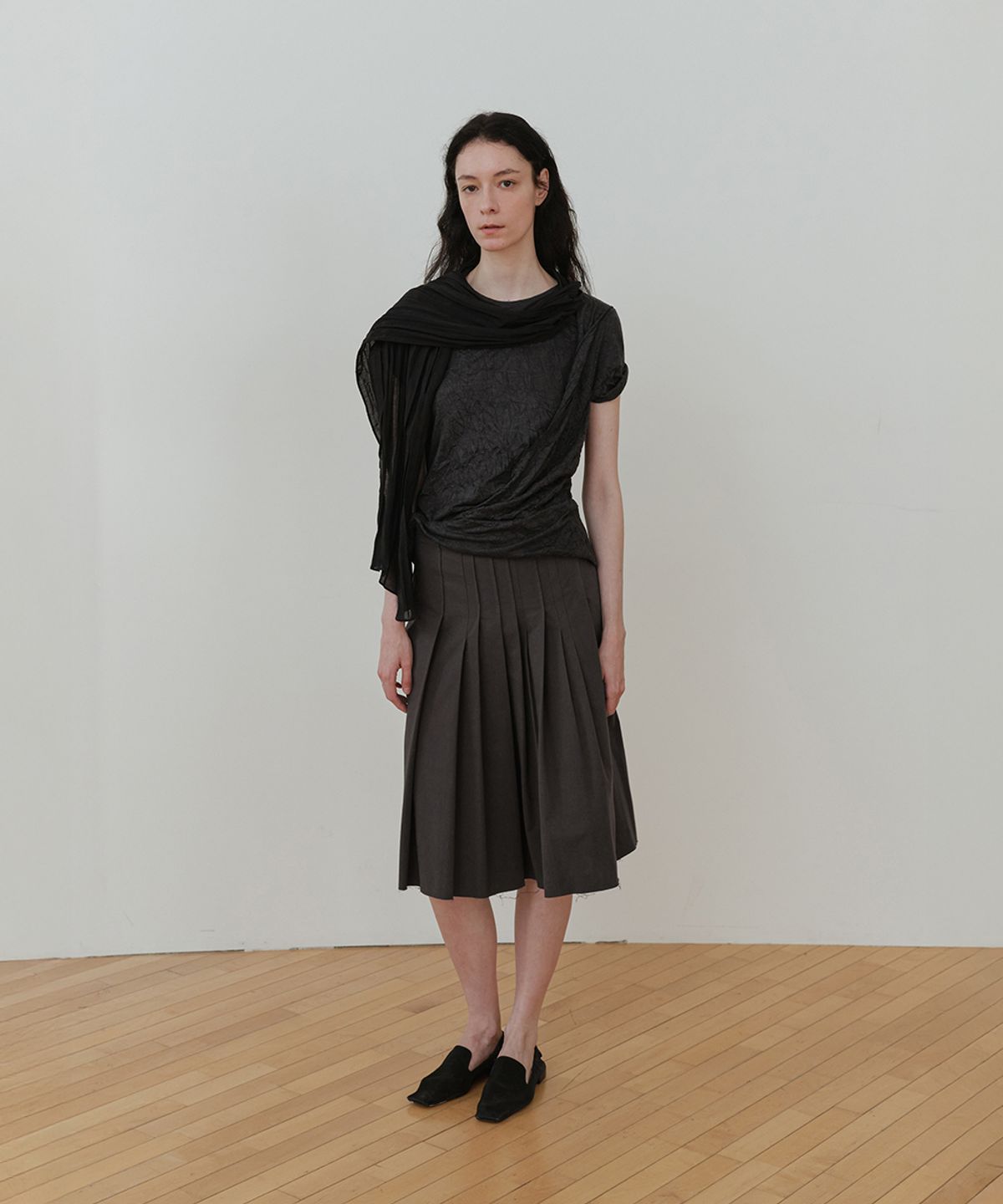 로우타이드(LOW TIDE) COTTON PLEATS SKIRT [CHARCOAL]