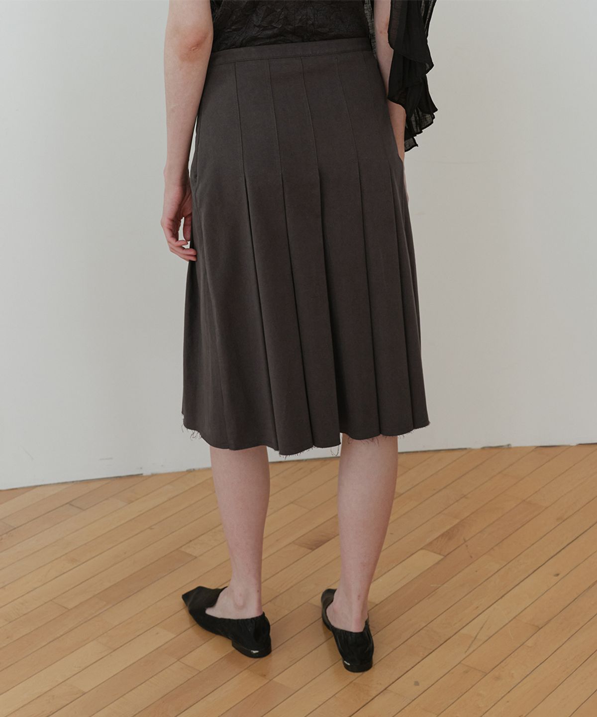 로우타이드(LOW TIDE) COTTON PLEATS SKIRT [CHARCOAL]