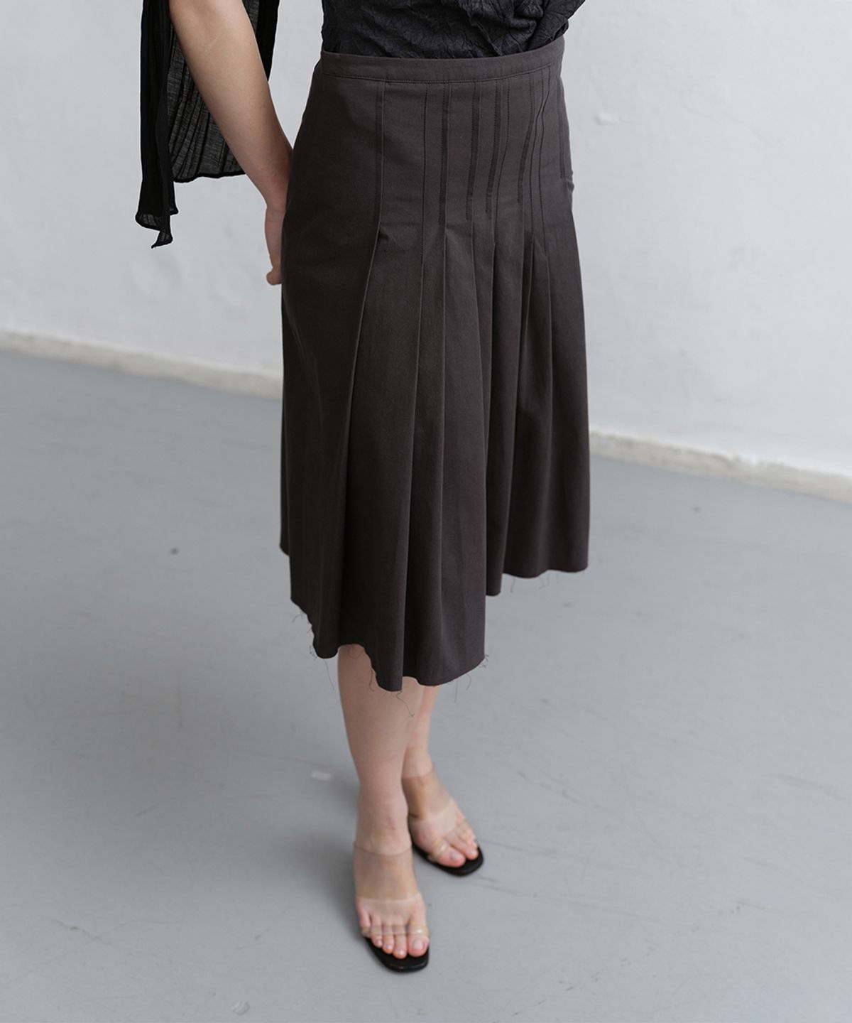 로우타이드(LOW TIDE) COTTON PLEATS SKIRT [CHARCOAL]