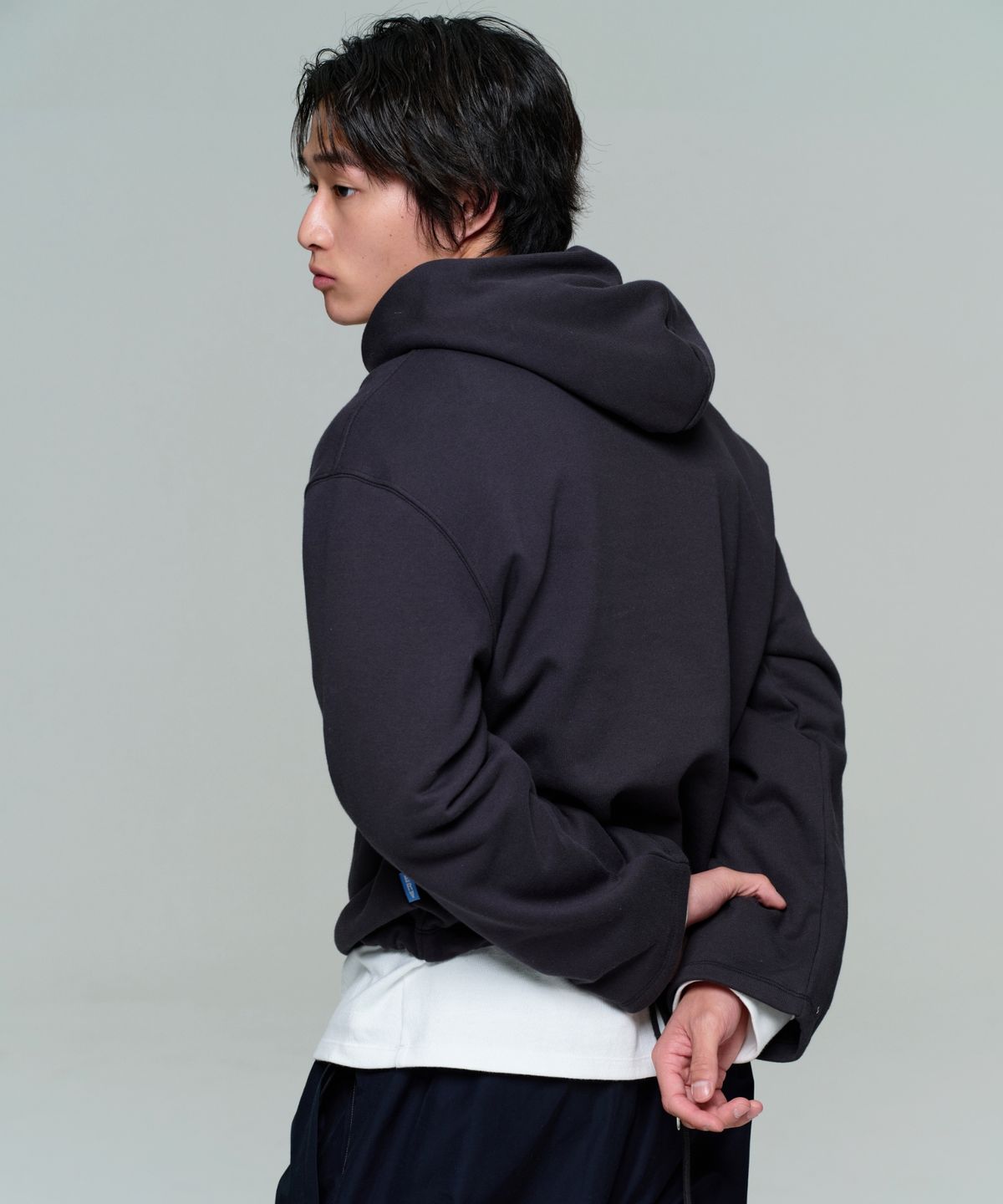 이알에이(ERA) UNISEX CROPPED STRING HOODIE - FADED BLACK