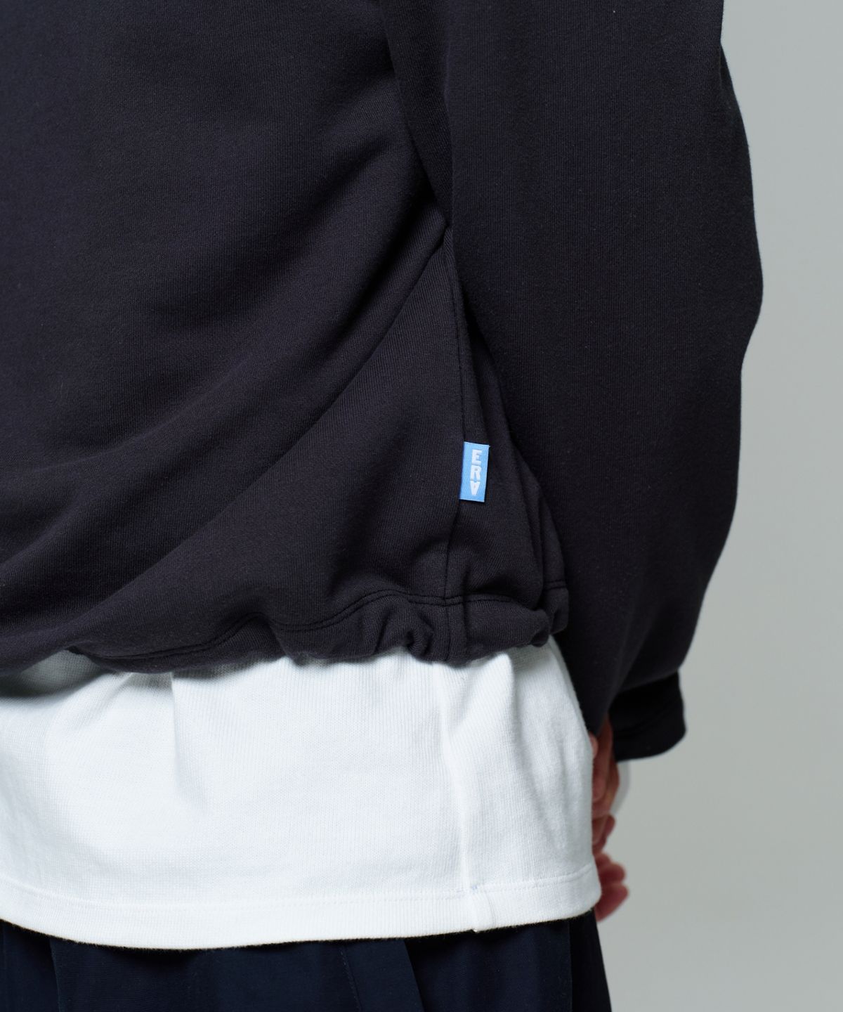 이알에이(ERA) UNISEX CROPPED STRING HOODIE - FADED BLACK