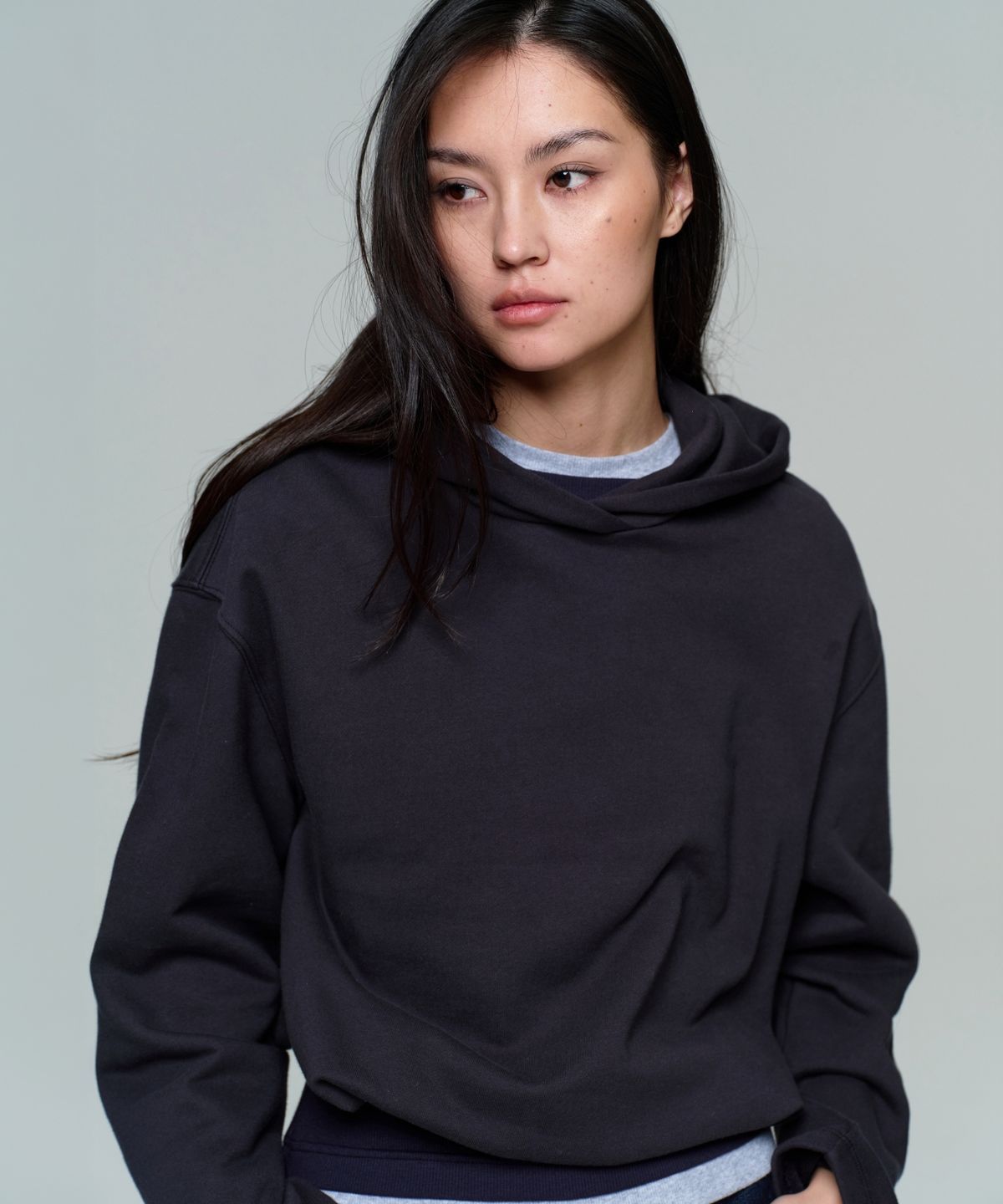 이알에이(ERA) UNISEX CROPPED STRING HOODIE - FADED BLACK