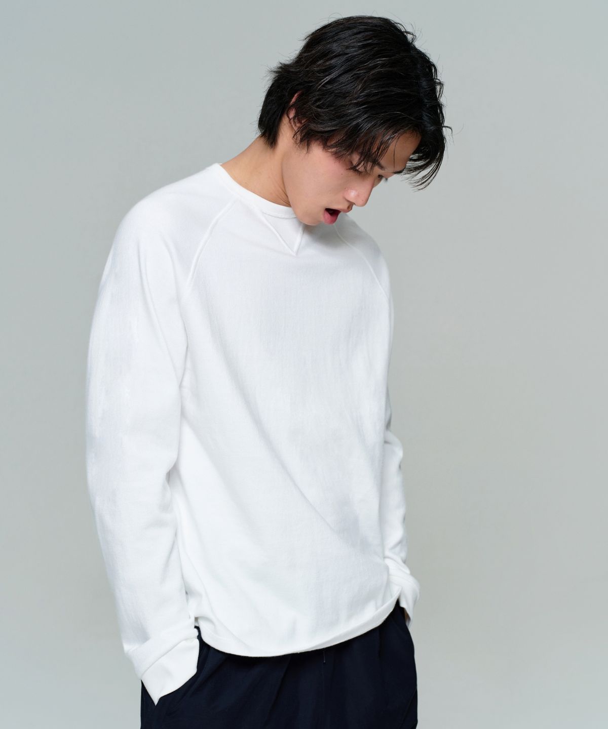 이알에이(ERA) UNISEX GARMENT DYED RAGLAN LS T - WHITE