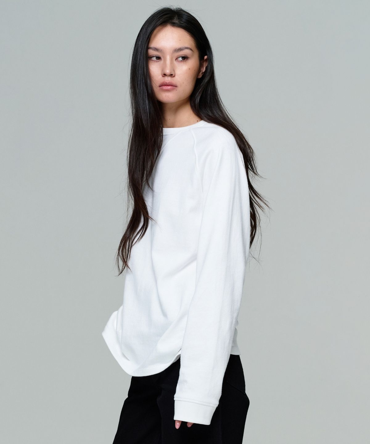 이알에이(ERA) UNISEX GARMENT DYED RAGLAN LS T - WHITE