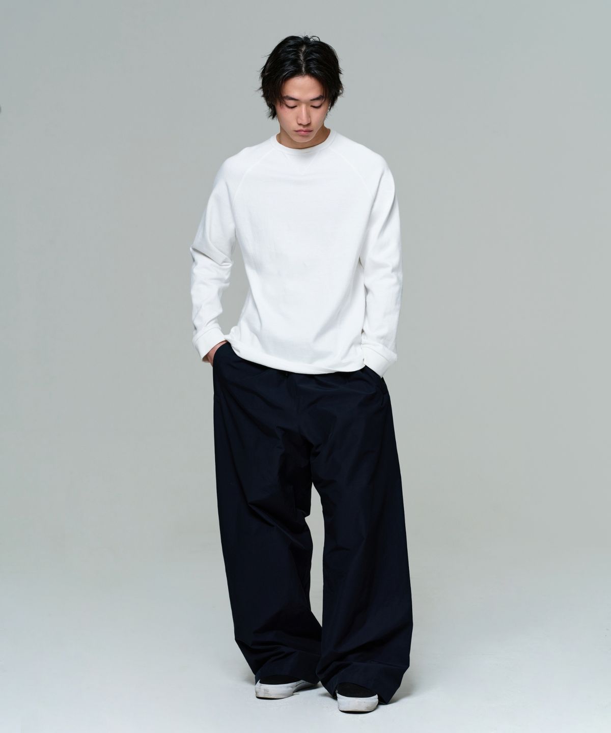 이알에이(ERA) UNISEX GARMENT DYED RAGLAN LS T - WHITE