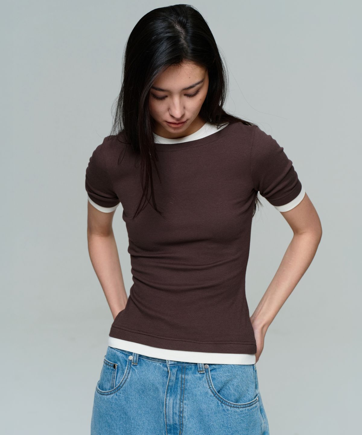 이알에이(ERA) WOMEN BOAT NECK DOUBLE LAYER SLIM RIB T - TOASTED CREAM