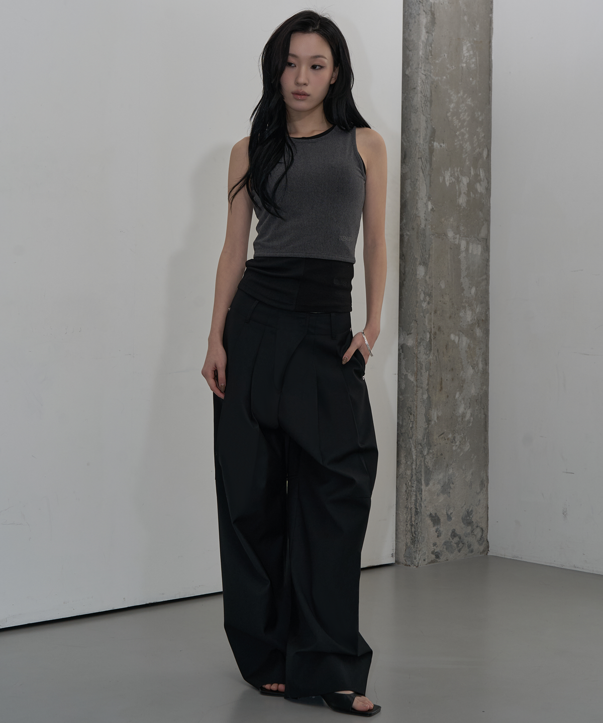 지제뮤지엄(ZIZEMUSEUM) BACK OPEN BUTTON LAYERED TOP (CHARCOAL)