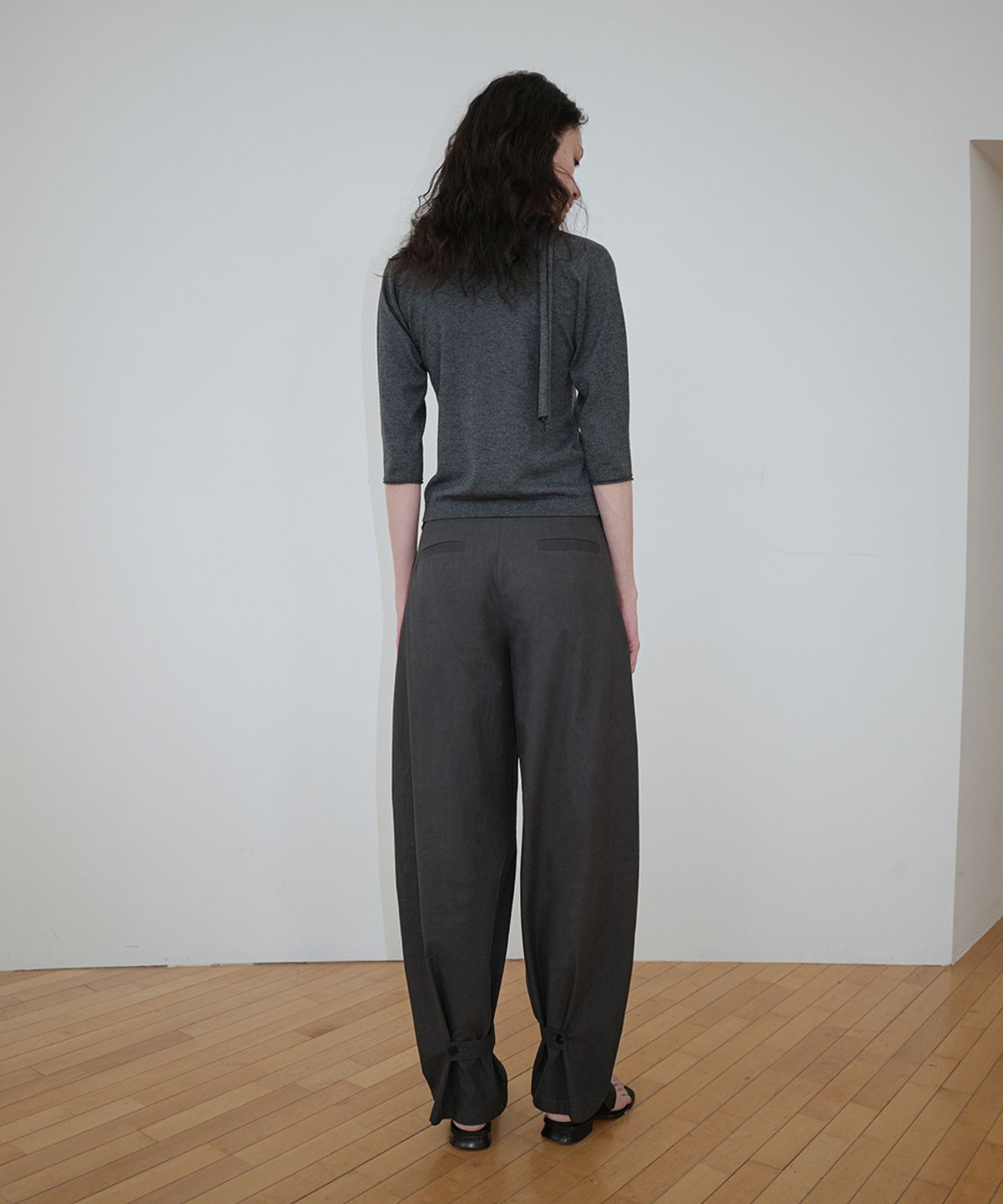 로우타이드(LOW TIDE) BUTTON BALLOON PANTS [CHARCOAL]