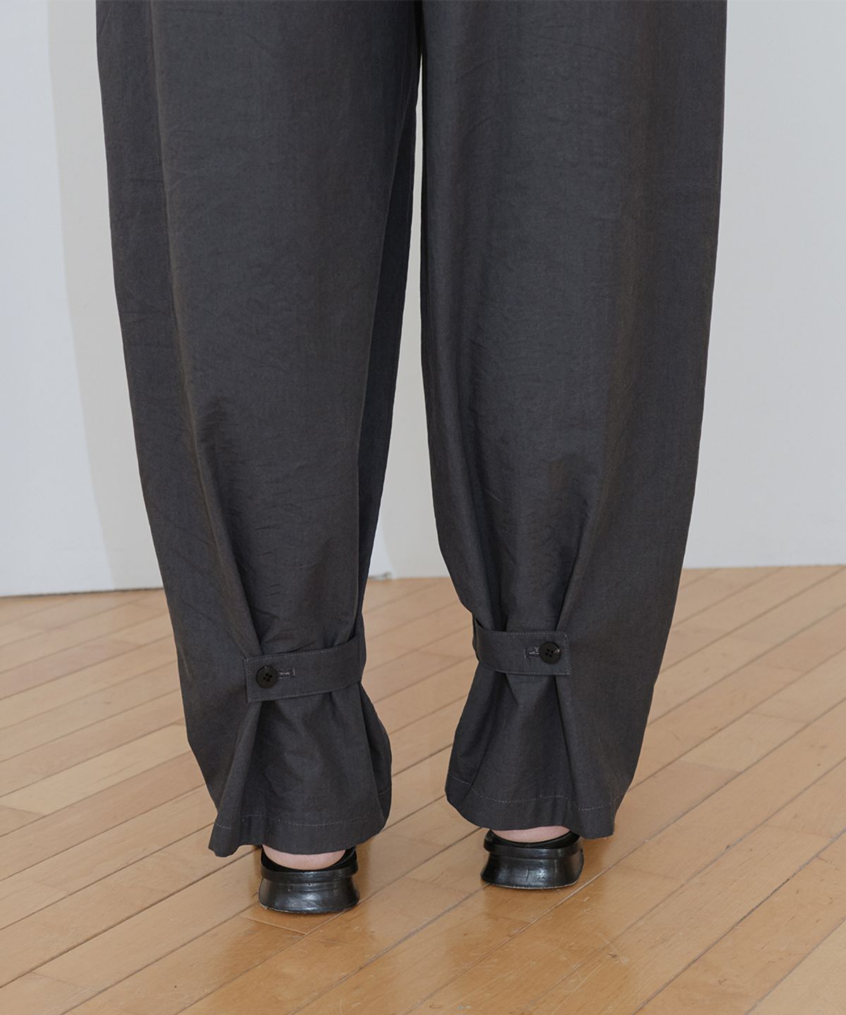 로우타이드(LOW TIDE) BUTTON BALLOON PANTS [CHARCOAL]