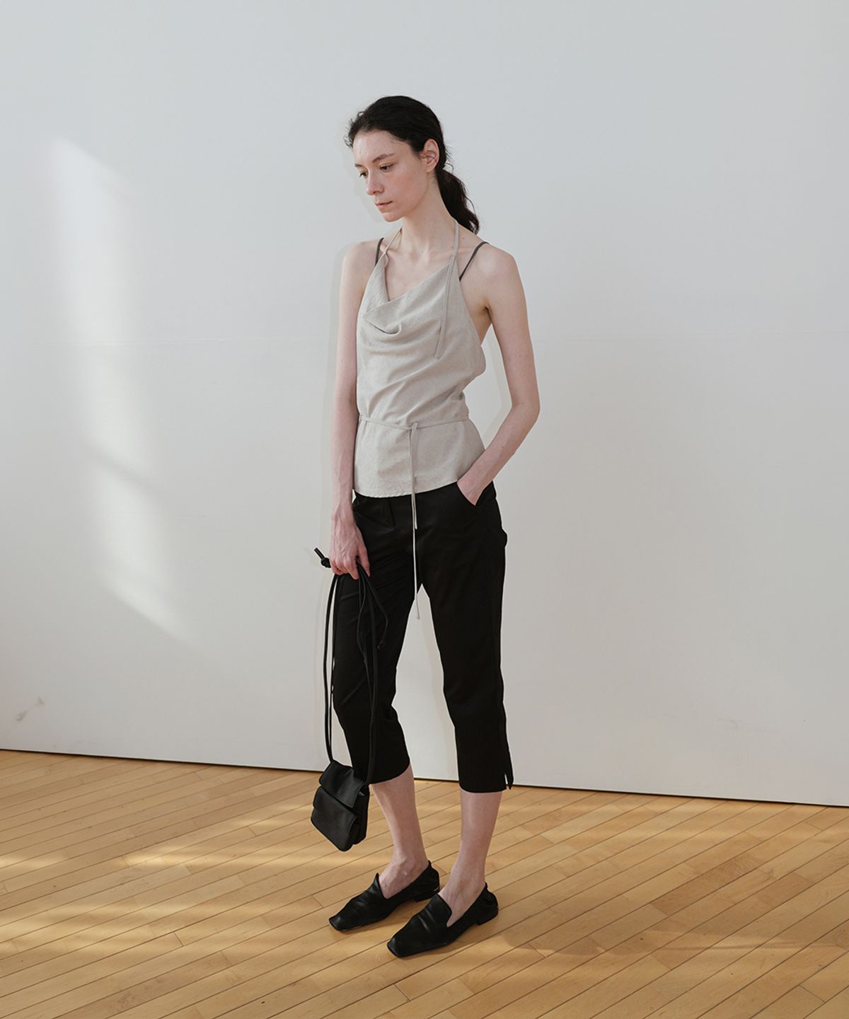 로우타이드(LOW TIDE) STRAP DRAPE HALTER TOP [BEIGE]