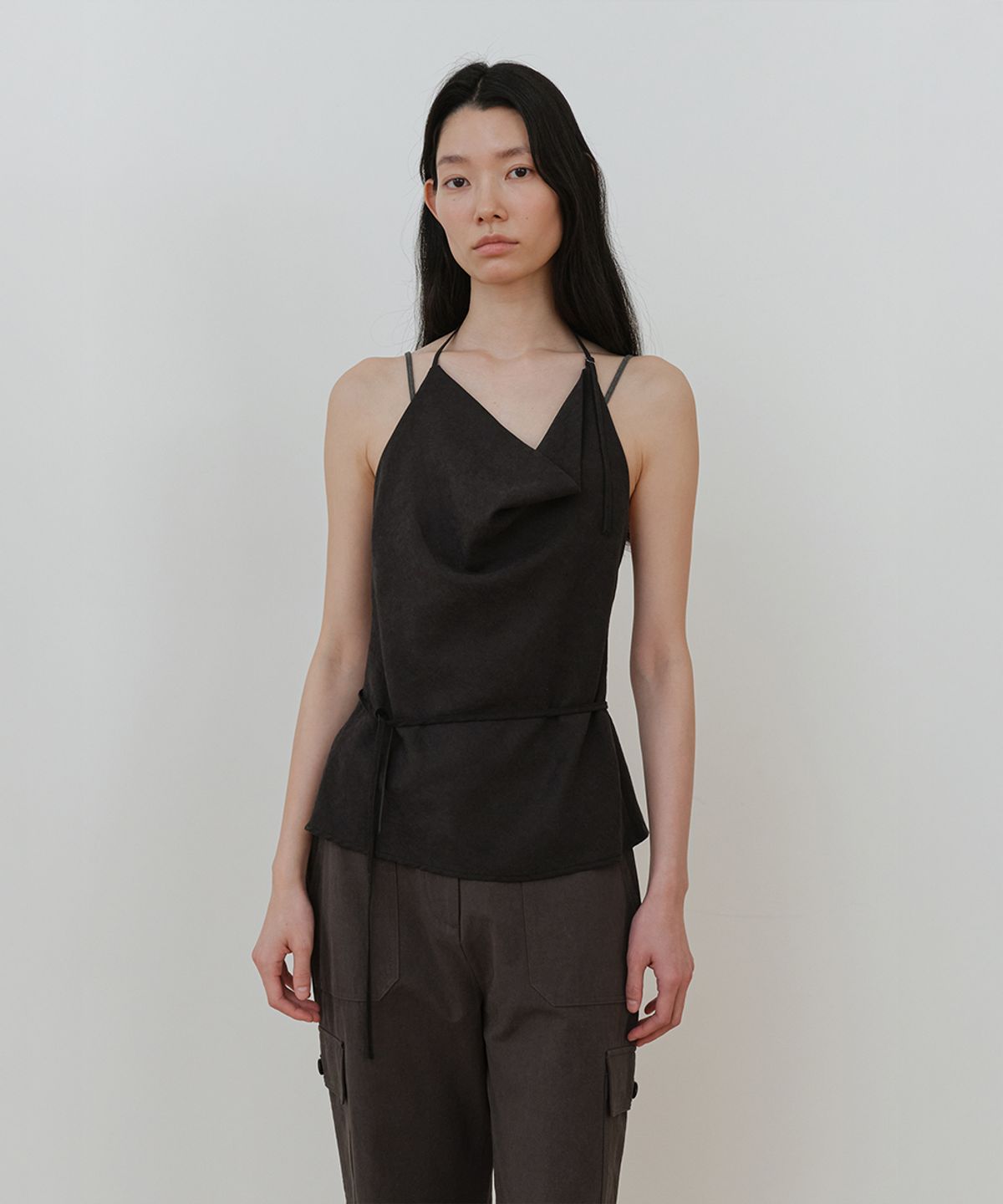 로우타이드(LOW TIDE) STRAP DRAPE HALTER TOP [BLACK]