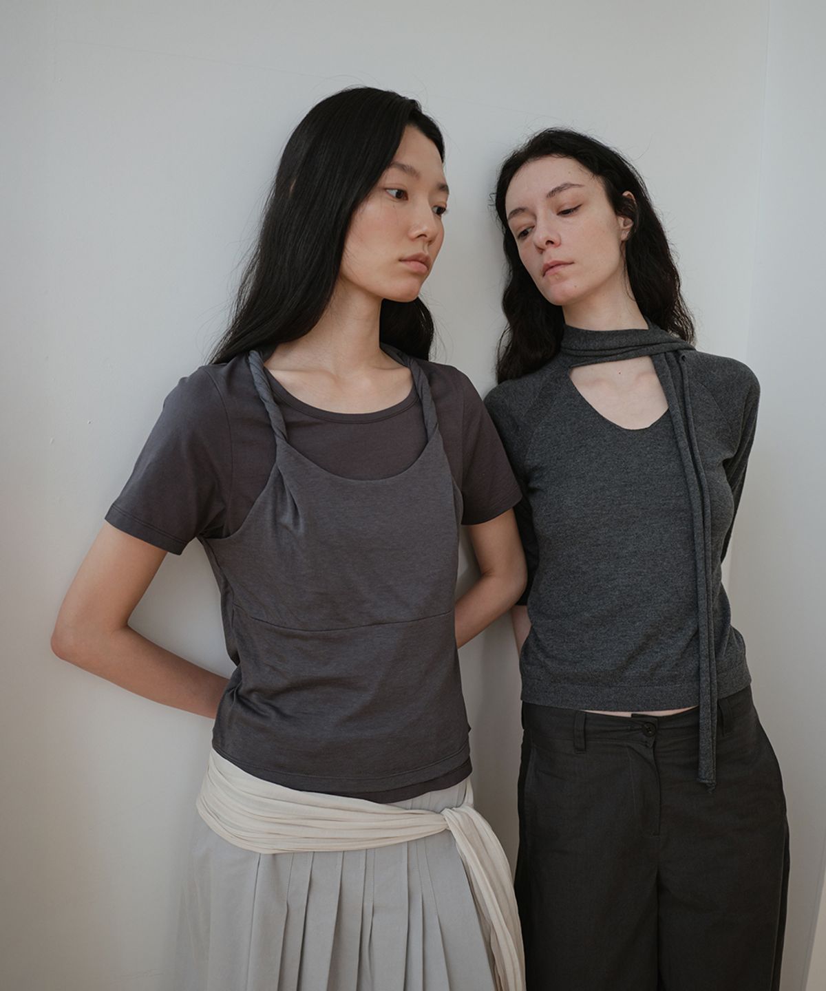 로우타이드(LOW TIDE) TWIST LAYERED T-SHIRT [CHARCOAL]