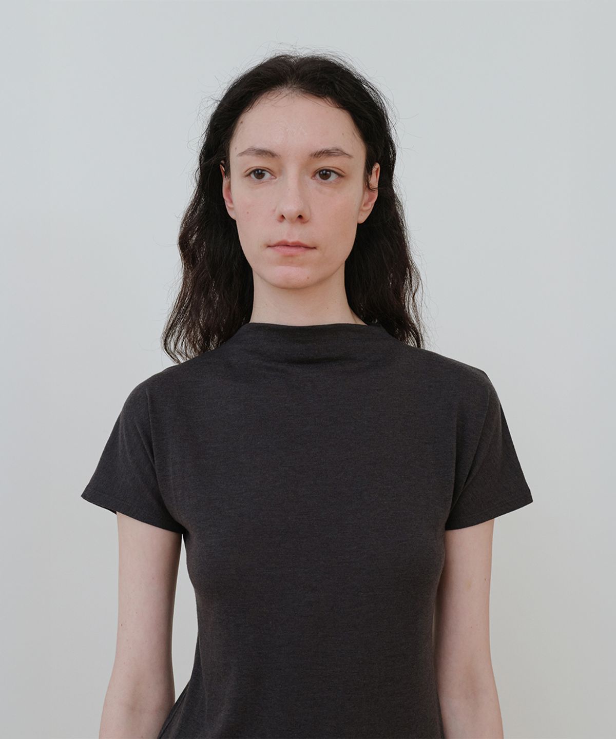 로우타이드(LOW TIDE) MOCK NECK TOP [CHARCOAL]