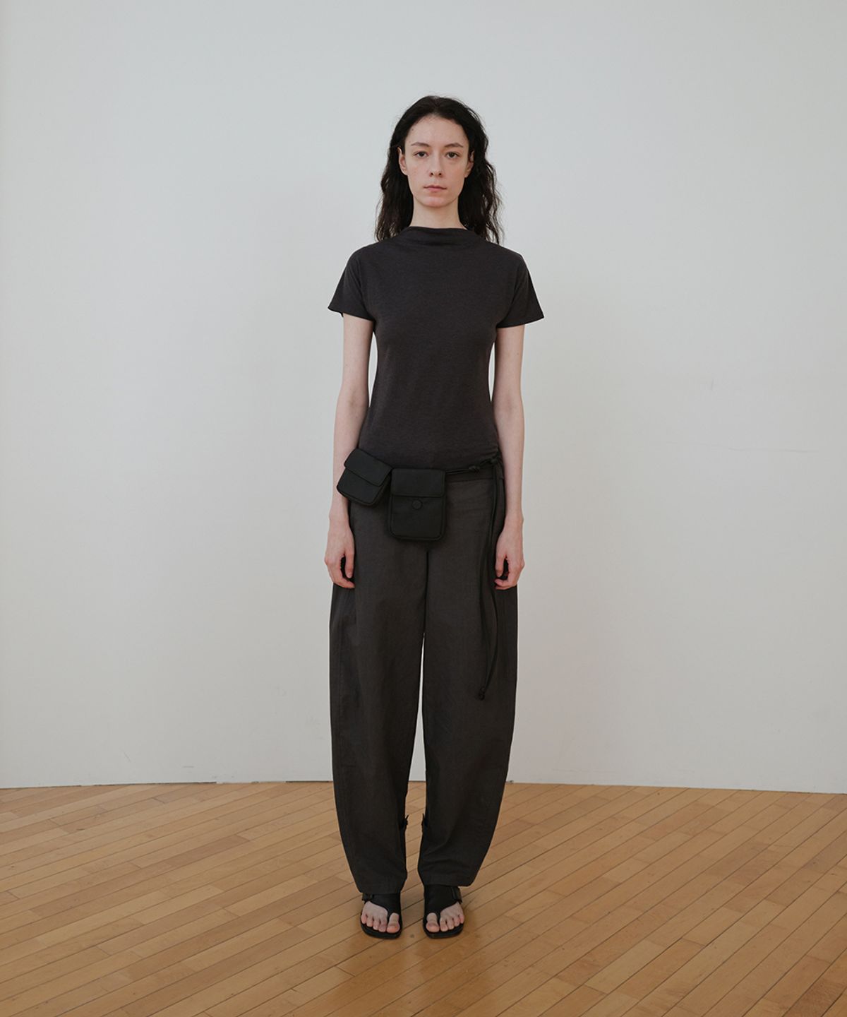 로우타이드(LOW TIDE) MOCK NECK TOP [CHARCOAL]