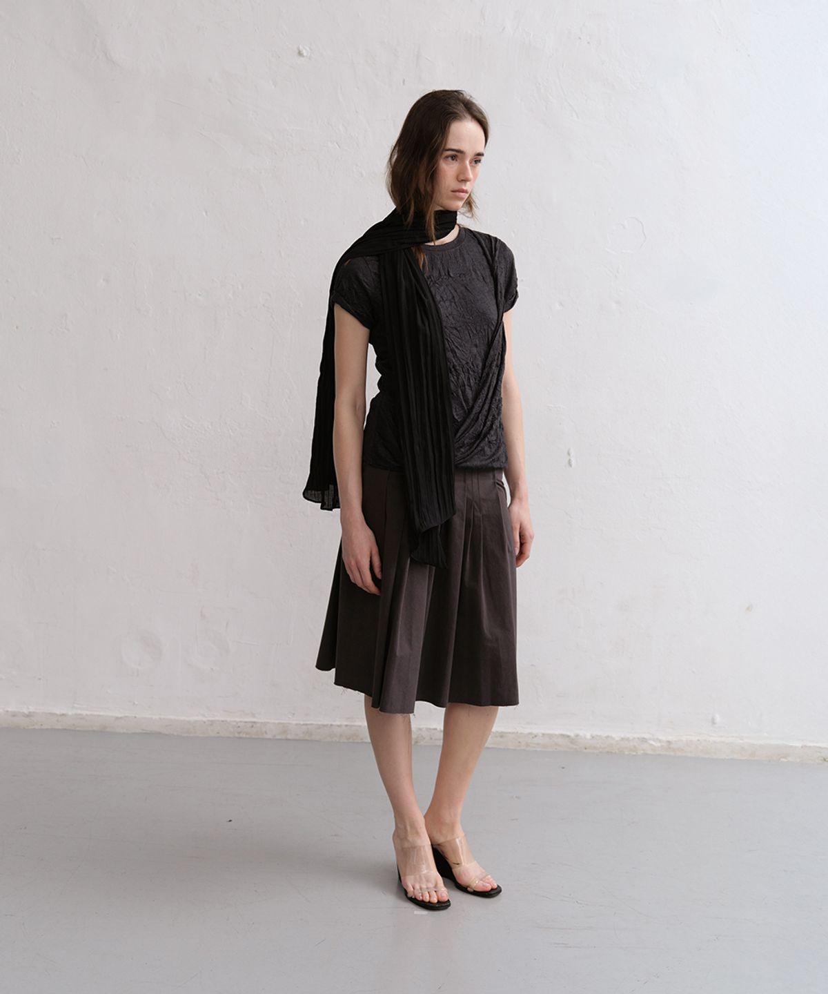 로우타이드(LOW TIDE) CREASE DRAPE T-SHIRT [CHARCOAL]