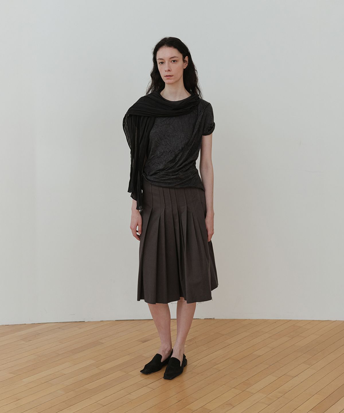로우타이드(LOW TIDE) CREASE DRAPE T-SHIRT [CHARCOAL]