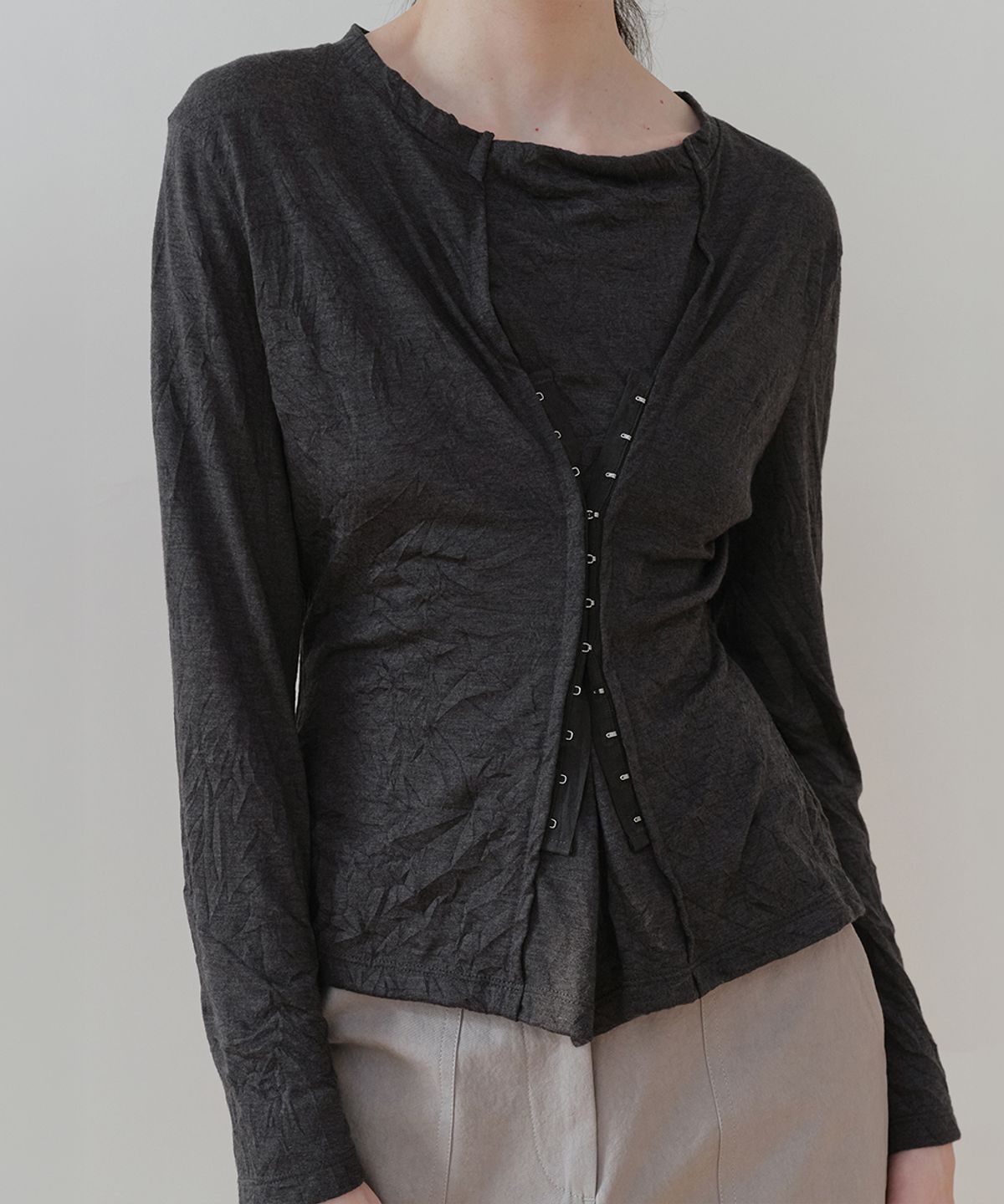 로우타이드(LOW TIDE) CREASE SNAP TOP [CHARCOAL]