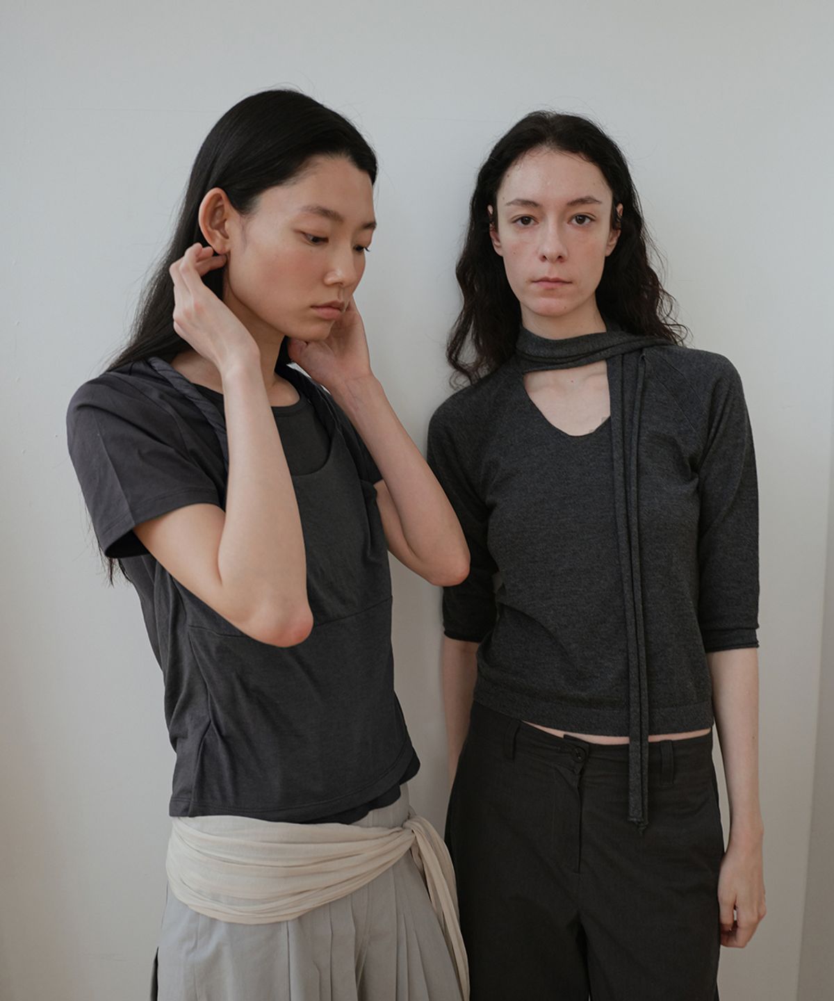 로우타이드(LOW TIDE) V-NECK SCARF KNIT [CHARCOAL]