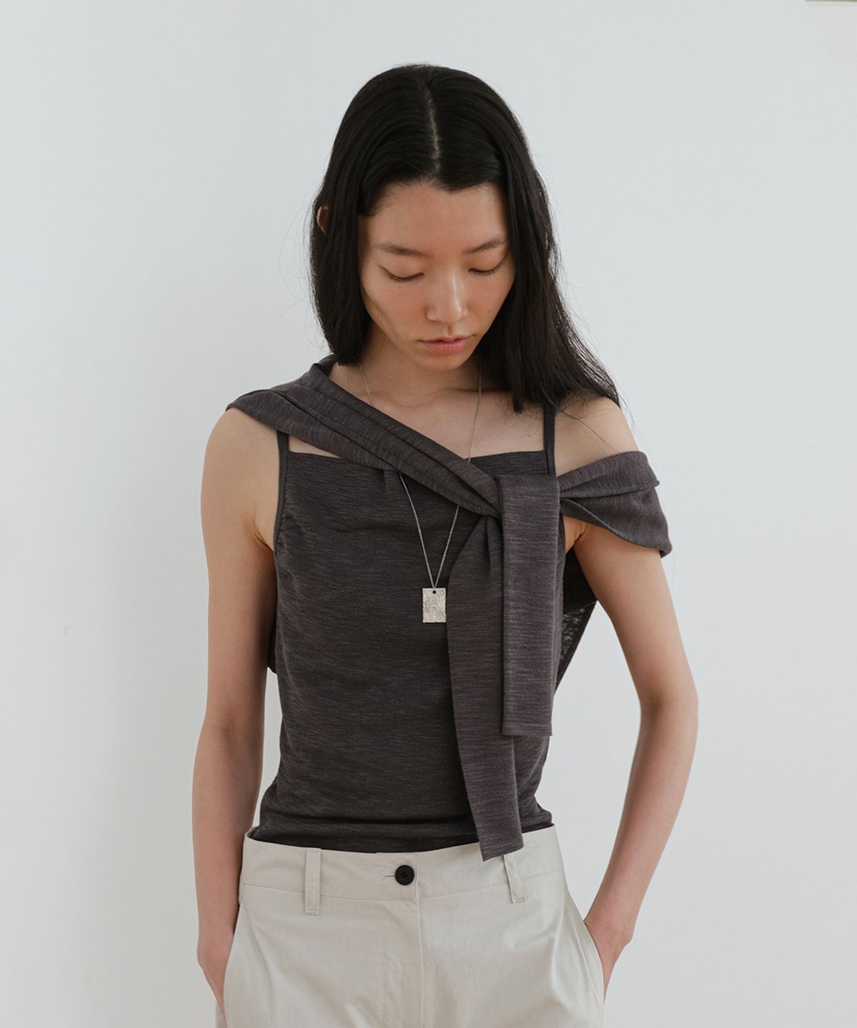 로우타이드(LOW TIDE) KNIT SLEEVELESS CARDIGAN SET UP [CHARCOAL]