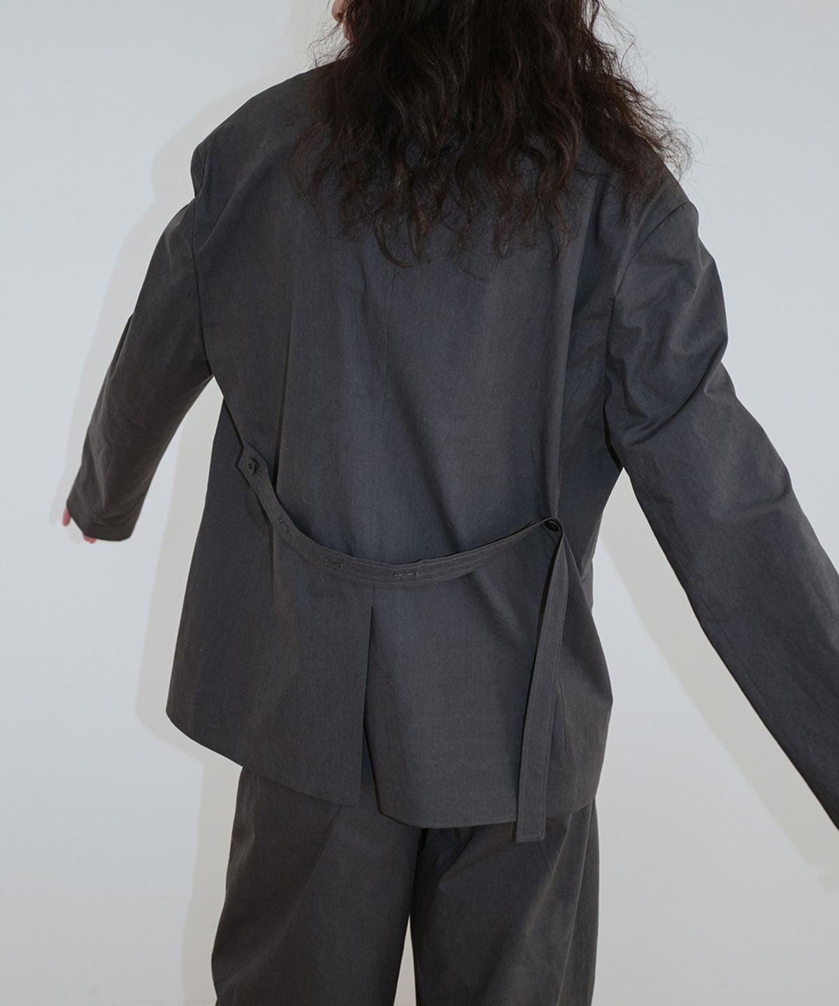 로우타이드(LOW TIDE) BUTTON STRAP JACKET [CHARCOAL]